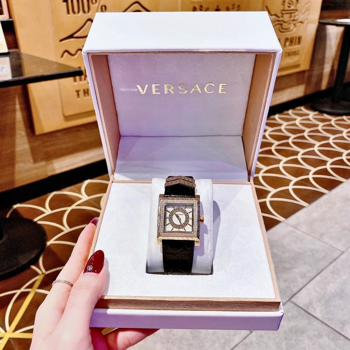 Đồng Hồ Versace DV-25 |Nữ Giới |Mặt Vuông Trắng |Dây Da Đen |Máy Pin (Quartz) |Size 36mm |donghogiatot.vn