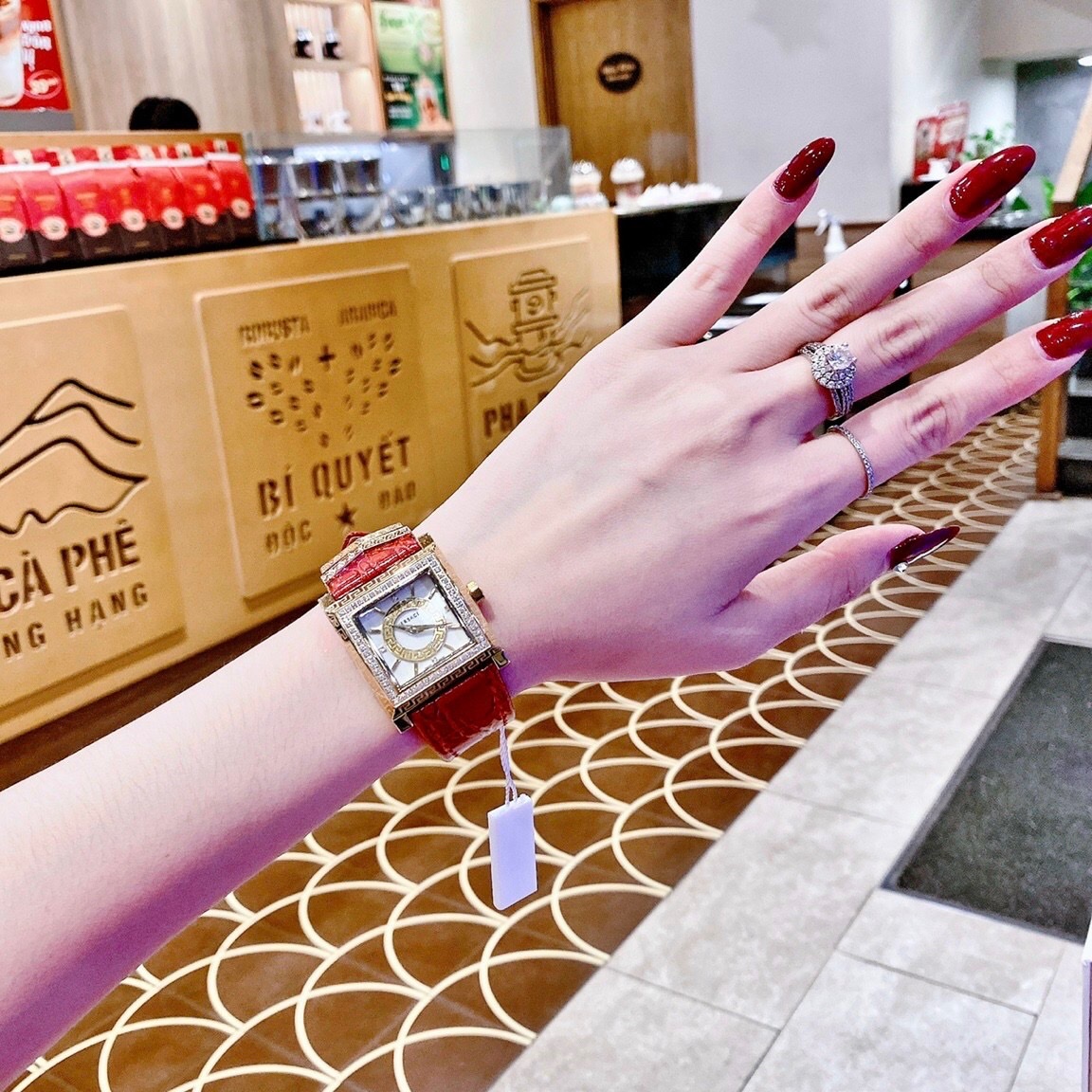 Đồng Hồ Versace DV-25 |Nữ Giới |Mặt Vuông Trắng |Dây Da Đỏ |Máy Pin (Quartz) |Size 36mm |donghogiatot.vn