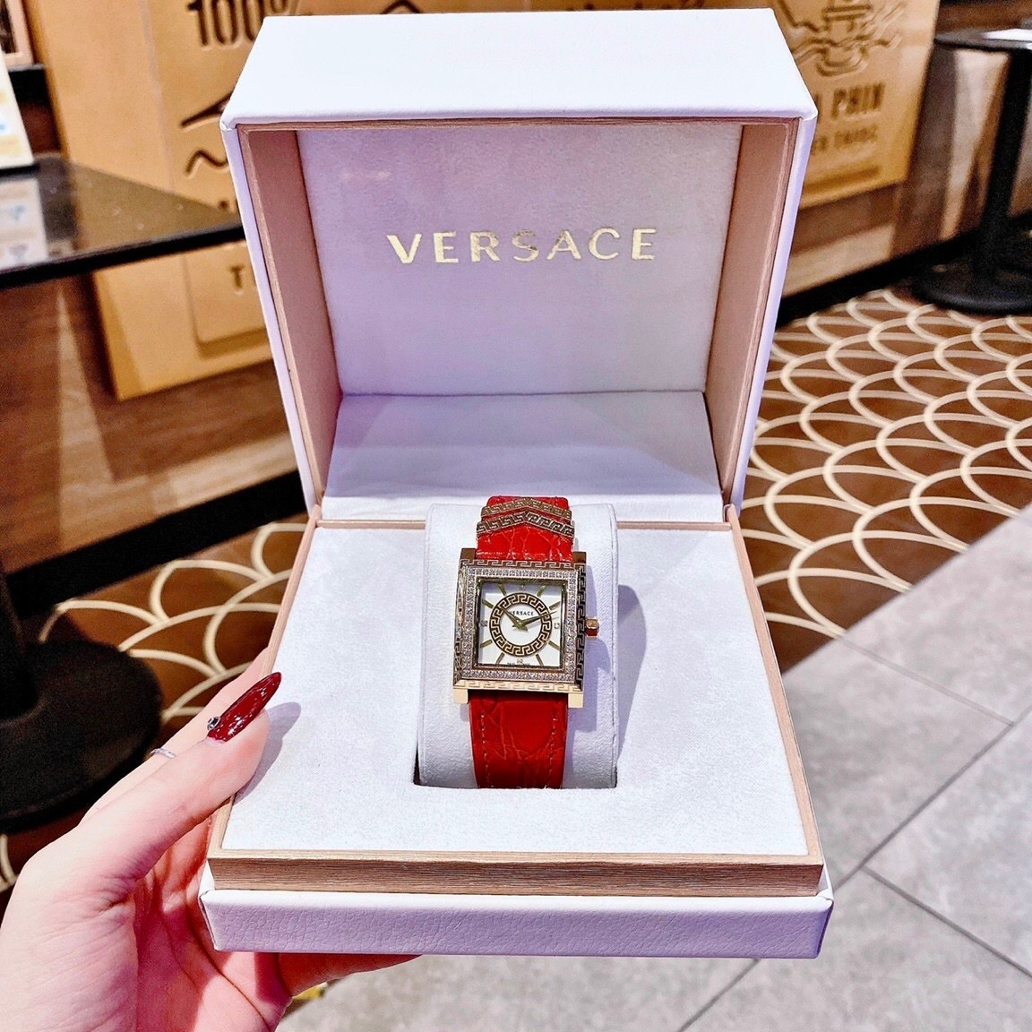 Đồng Hồ Versace DV-25 |Nữ Giới |Mặt Vuông Trắng |Dây Da Đỏ |Máy Pin (Quartz) |Size 36mm |donghogiatot.vn