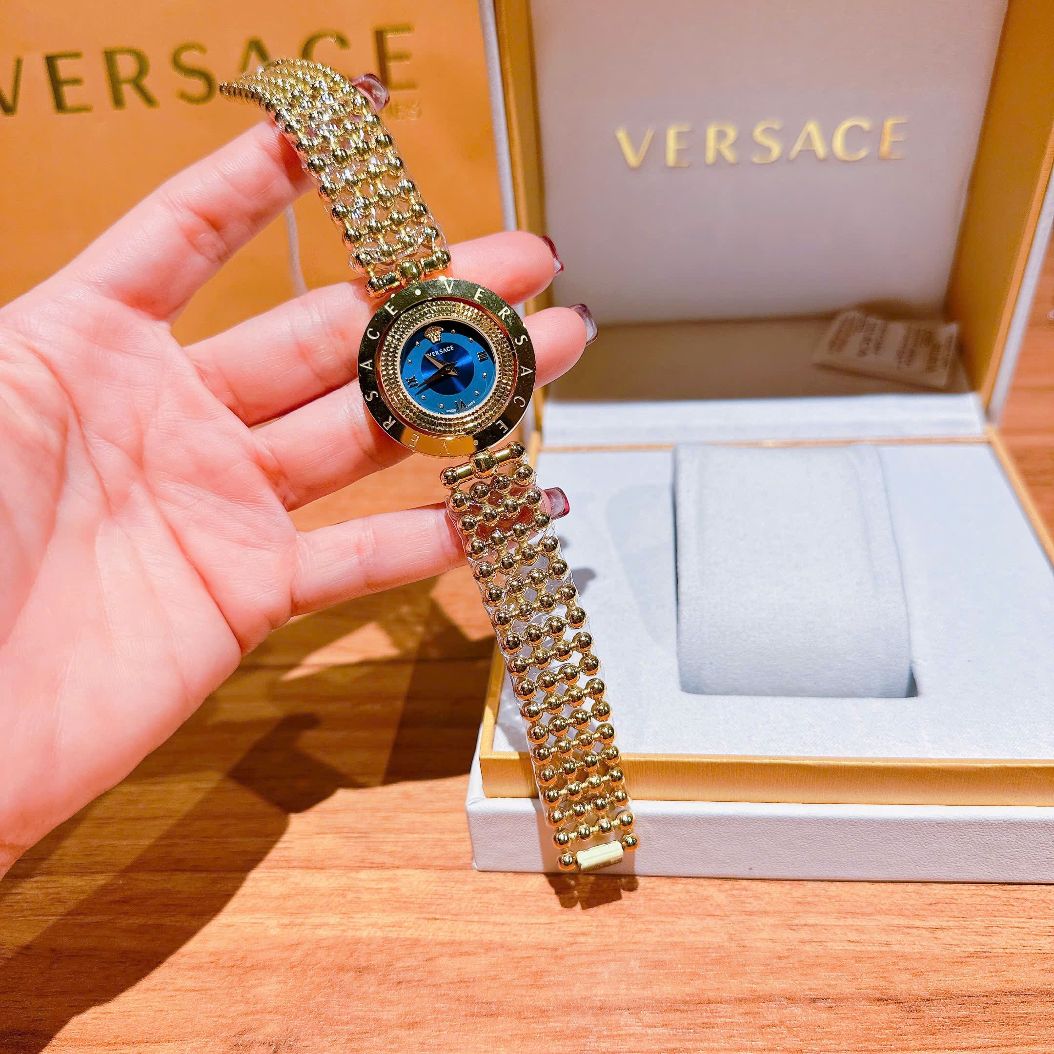 Đồng Hồ Versace Eon Mặt Xoay 360 Độ |Nữ Giới |Xanh Dương |Dây Kim Loại Vàng Gold |Máy Pin (Quartz) |Size 33mm |donghogiatot.vn