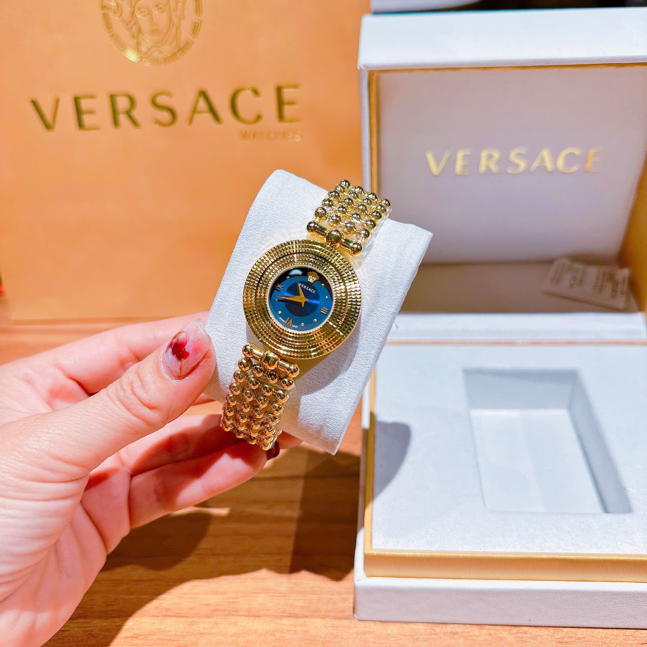 Đồng Hồ Versace Eon Mặt Xoay 360 Độ |Nữ Giới |Xanh Dương |Dây Kim Loại Vàng Gold |Máy Pin (Quartz) |Size 33mm |donghogiatot.vn