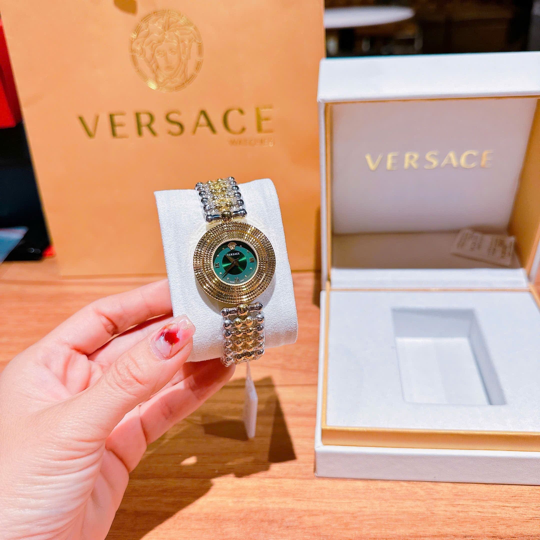 Đồng Hồ Versace Eon Mặt Xoay |Nữ Giới |Xanh Lá |Dây Kim Loại Demi Vàng |Máy Pin (Quartz) |Size 33mm |donghogiatot.vn