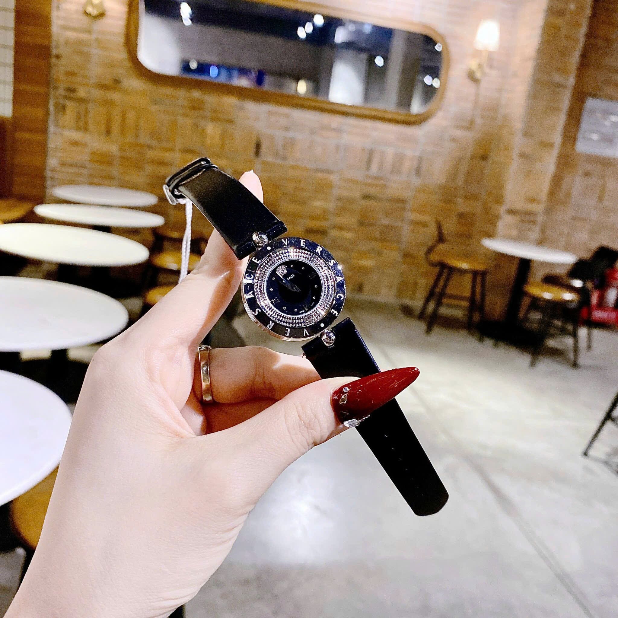 Đồng Hồ Versace Eon |Nữ Giới |Mặt Tròn Xoay |Silver |Dây Da Đen |Máy Pin (Quartz) |Size 33mm |donghogiatot.vn