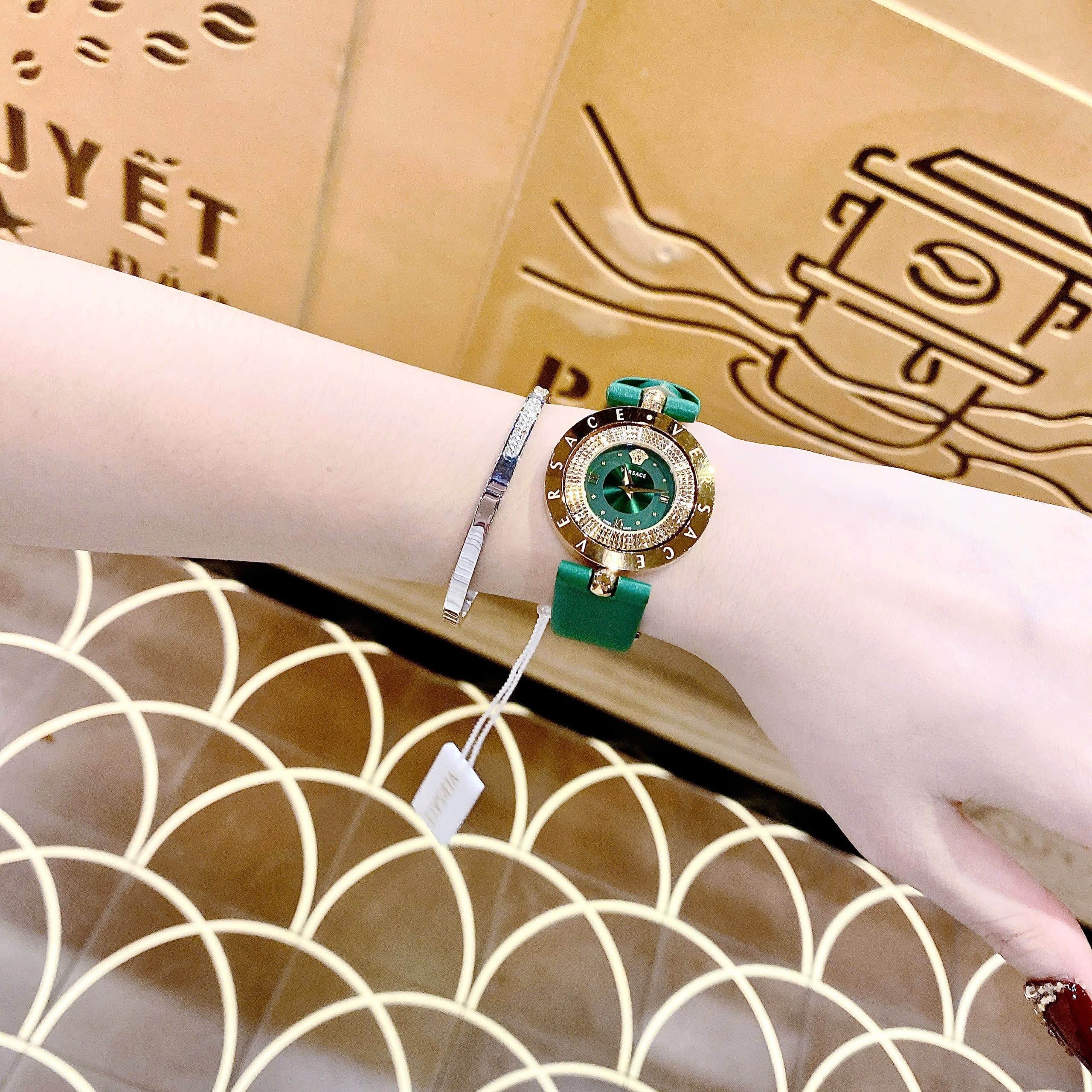 Đồng Hồ Versace Eon Mặt Xoay 360 Độ |Nữ Giới |Vàng Gold |Dây Da Xanh Lá |Máy Pin (Quartz) |Size 33mm |donghogiatot.vn