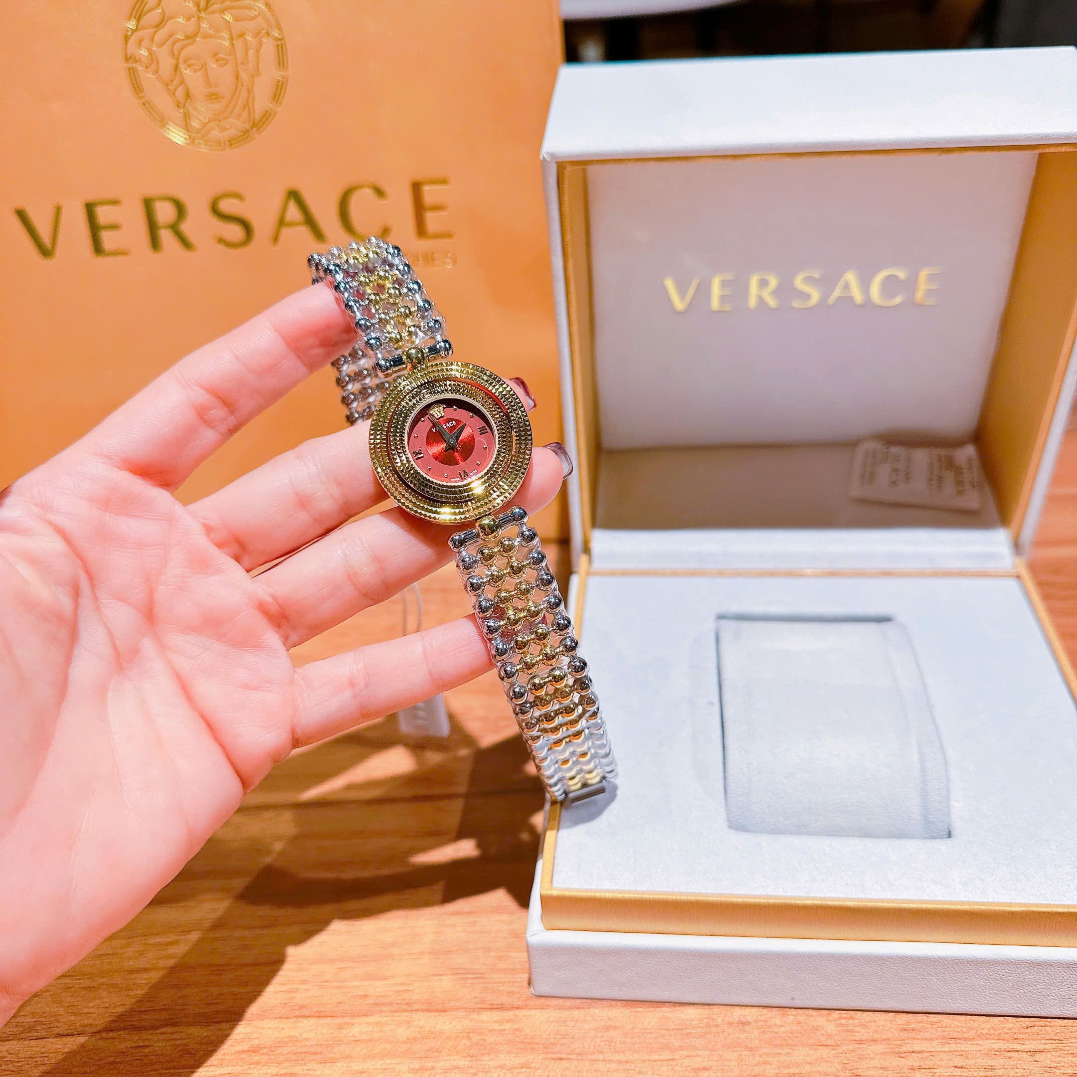 Đồng Hồ Versace Eon Pour Femmes |Nữ Giới |Mặt Đỏ |Dây Kim Loại Demi Vàng |Máy Pin (Quartz) |Size 33mm |donghogiatot.vn