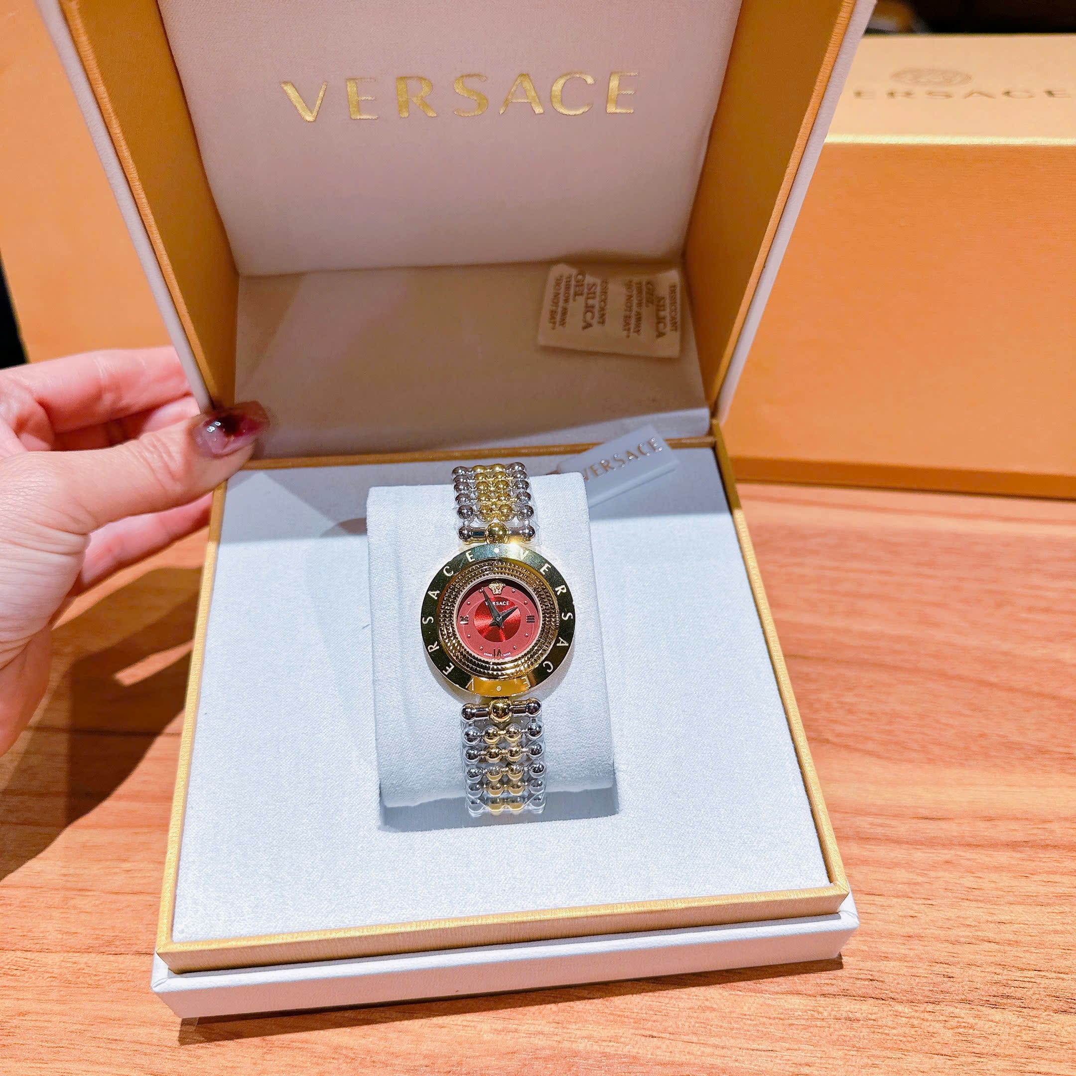 Đồng Hồ Versace Eon Pour Femmes |Nữ Giới |Mặt Đỏ |Dây Kim Loại Demi Vàng |Máy Pin (Quartz) |Size 33mm |donghogiatot.vn