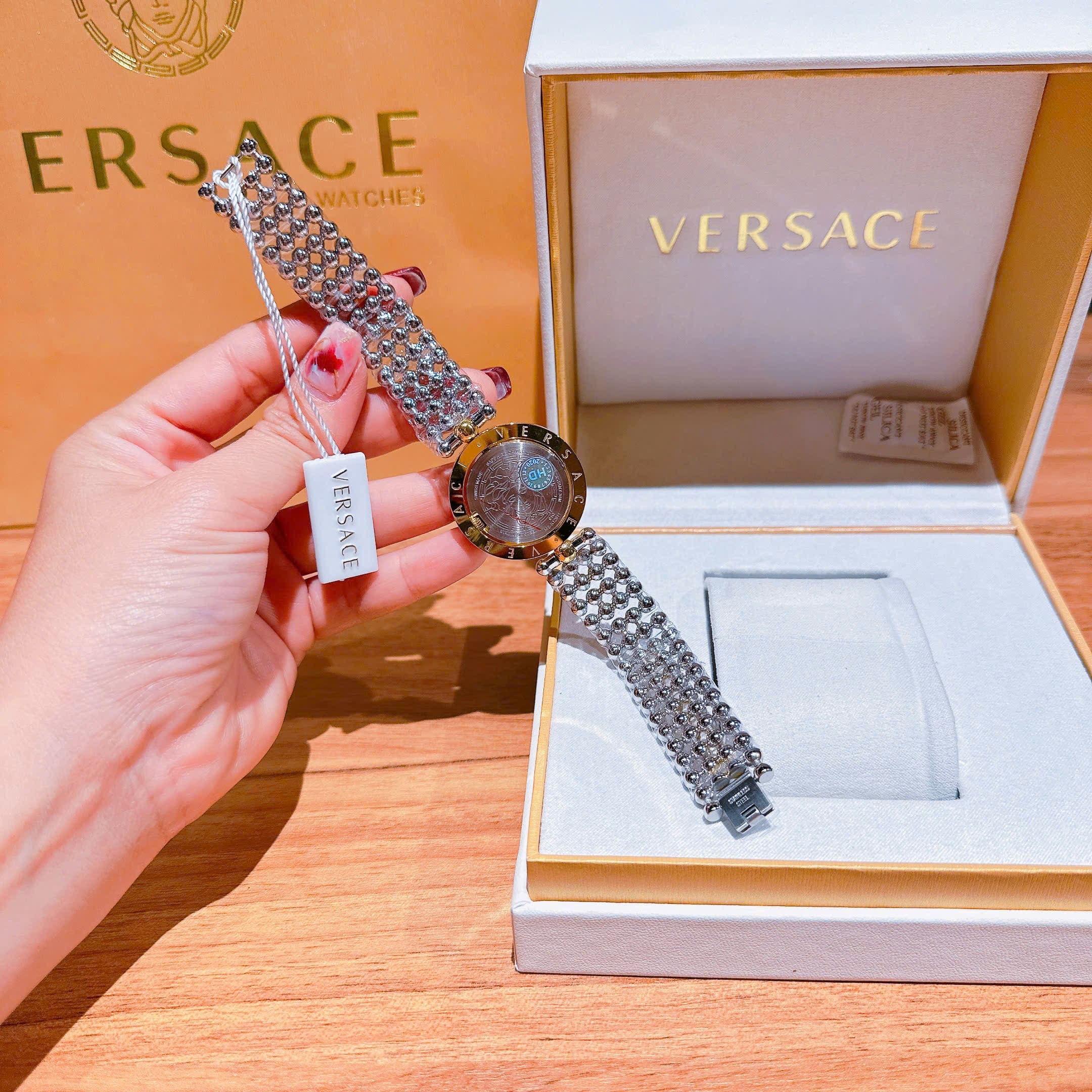 Đồng Hồ Versace Eon Pour Femmes |Nữ Giới |Mặt Đỏ |Dây Kim Loại Demi Vàng |Máy Pin (Quartz) |Size 33mm |donghogiatot.vn