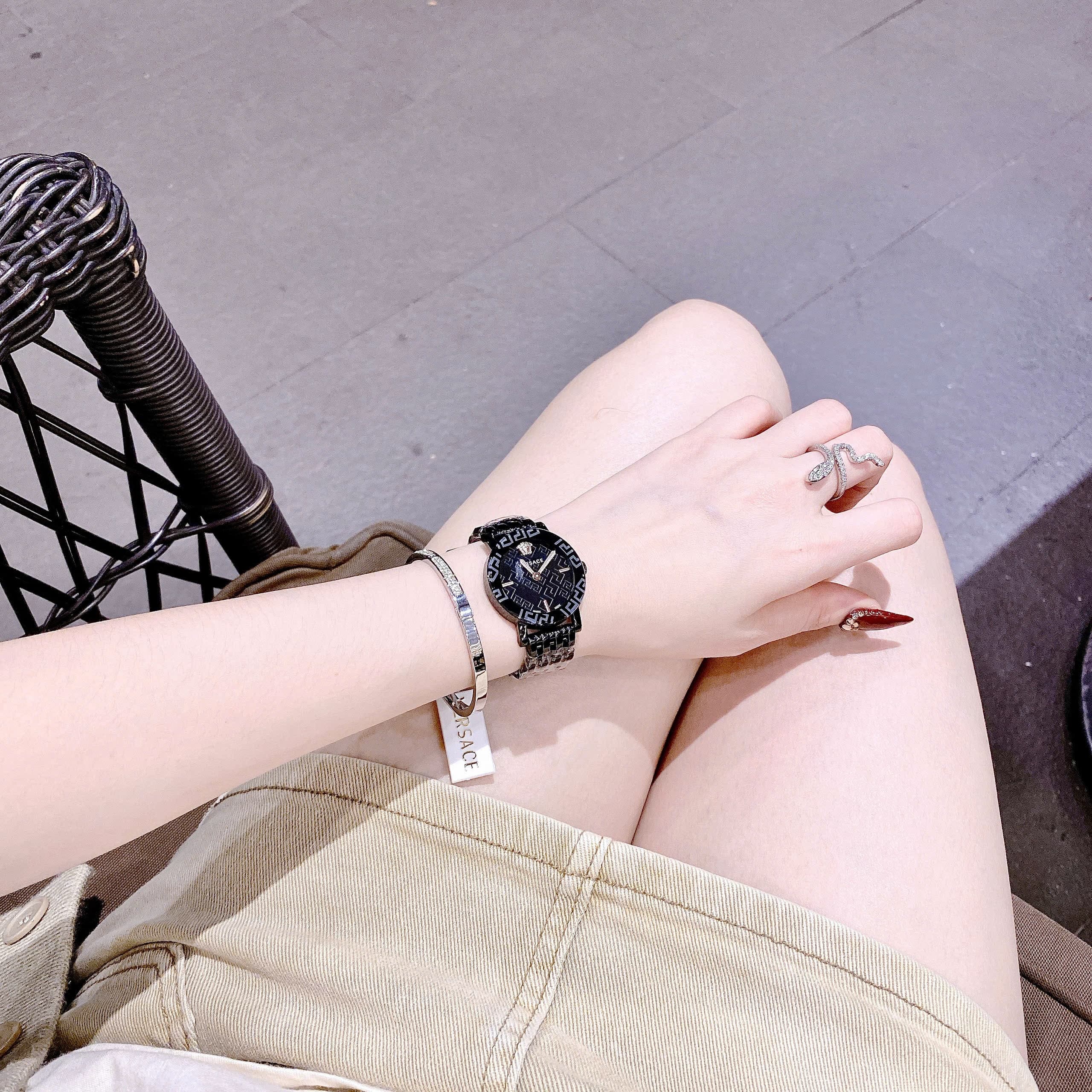 Đồng Hồ Versace Greca Glass Bracelet |Nữ Giới |Dây Kim Loại Full Đen |Máy Pin (Quartz) |Size 32mm |donghogiatot.vn
