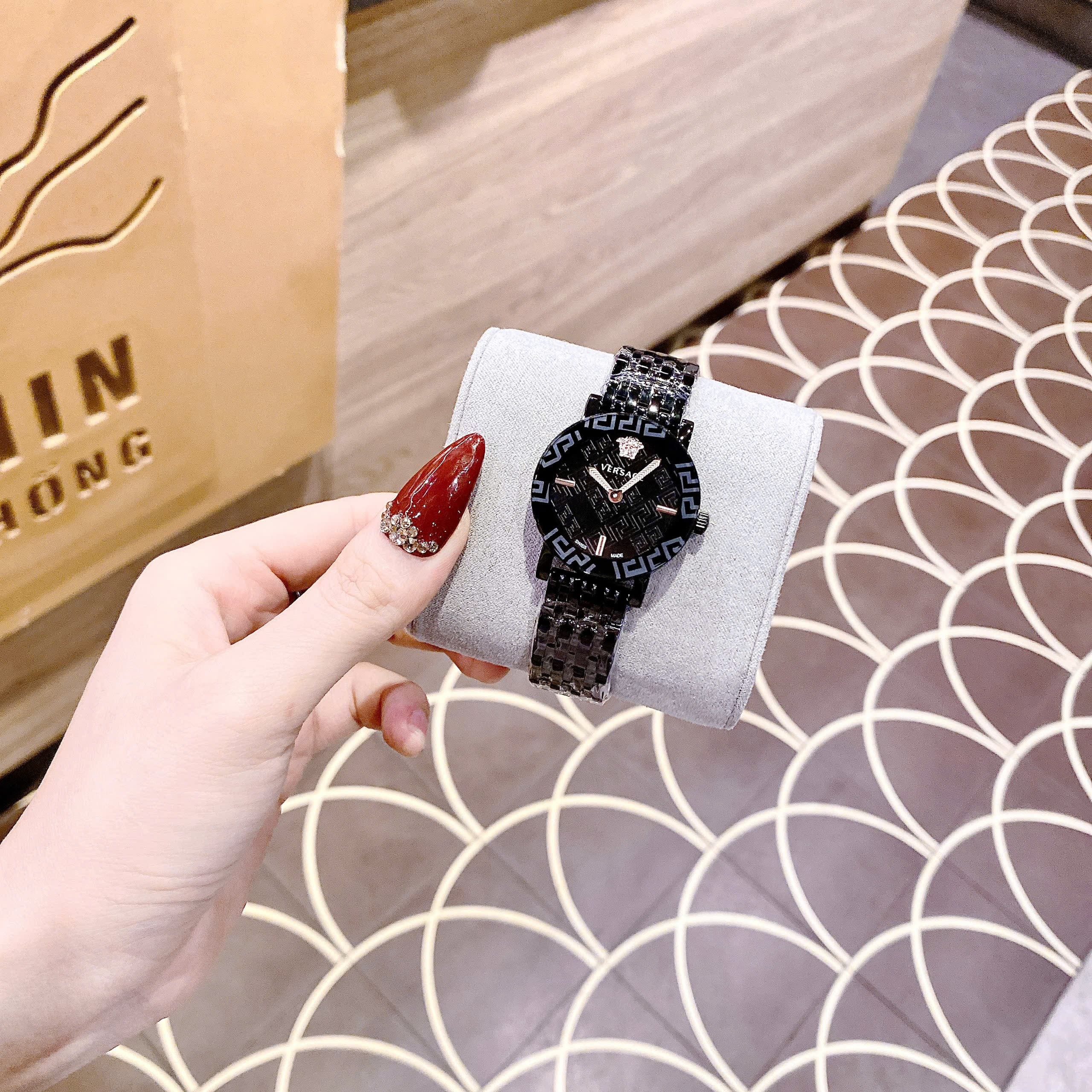 Đồng Hồ Versace Greca Glass Bracelet |Nữ Giới |Dây Kim Loại Full Đen |Máy Pin (Quartz) |Size 32mm |donghogiatot.vn