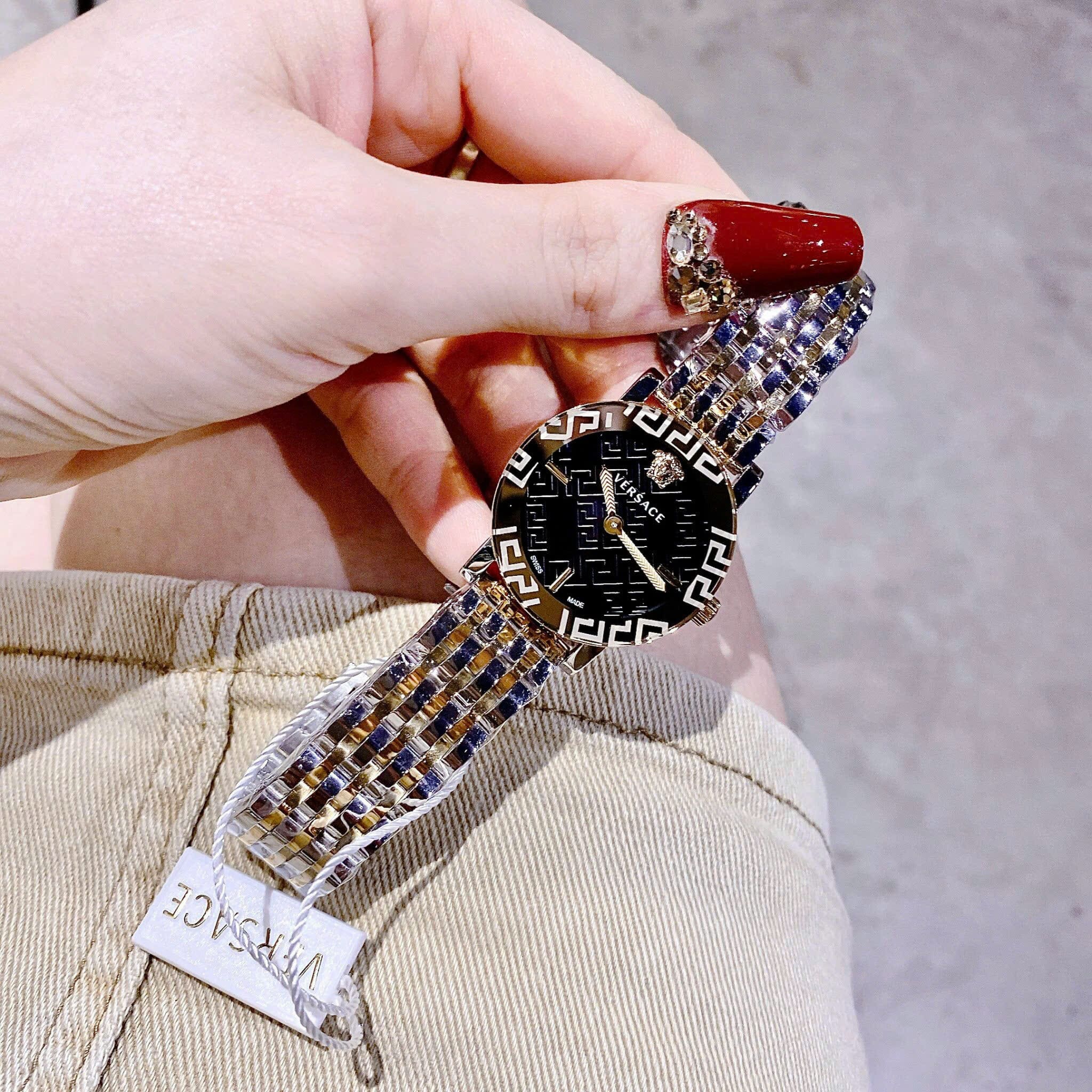 Đồng Hồ Versace Greca Glass Bracelet |Nữ Giới |Mặt Đen |Dây Kim Loại Demi Vàng |Máy Pin (Quartz) |Size 32mm |donghogiatot.vn