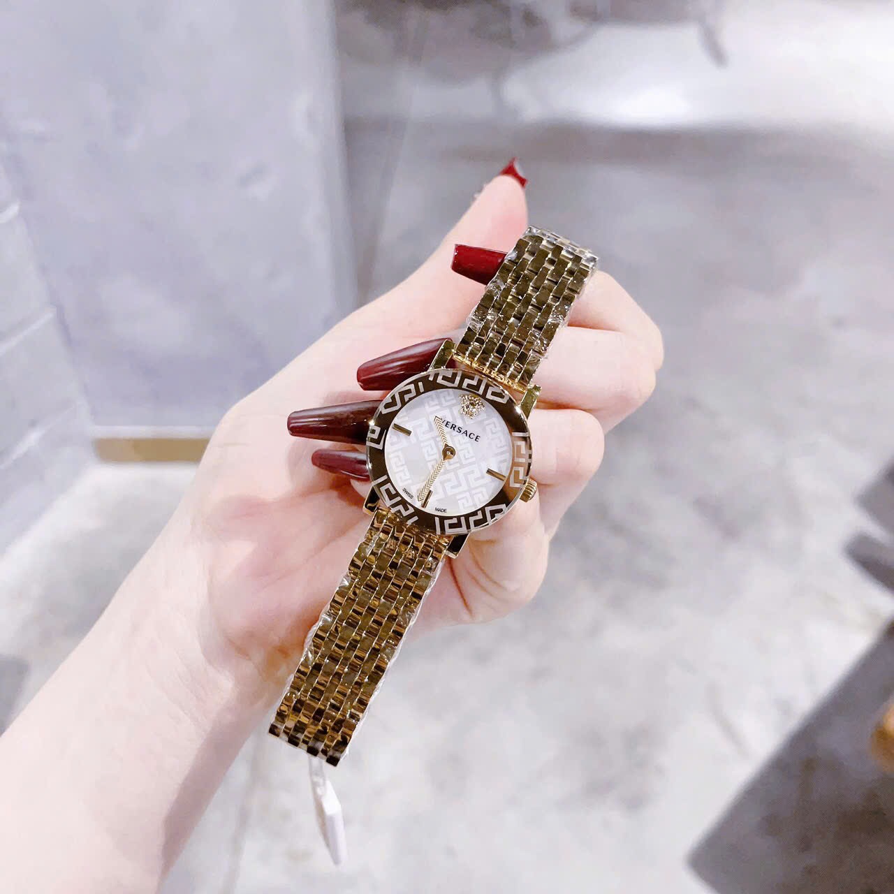 Đồng Hồ Versace Greca Glass Bracelet |Nữ Giới |Mặt Trắng |Dây Kim Loại Vàng Gold |Máy Pin (Quartz) |Size 32mm |donghogiatot.vn