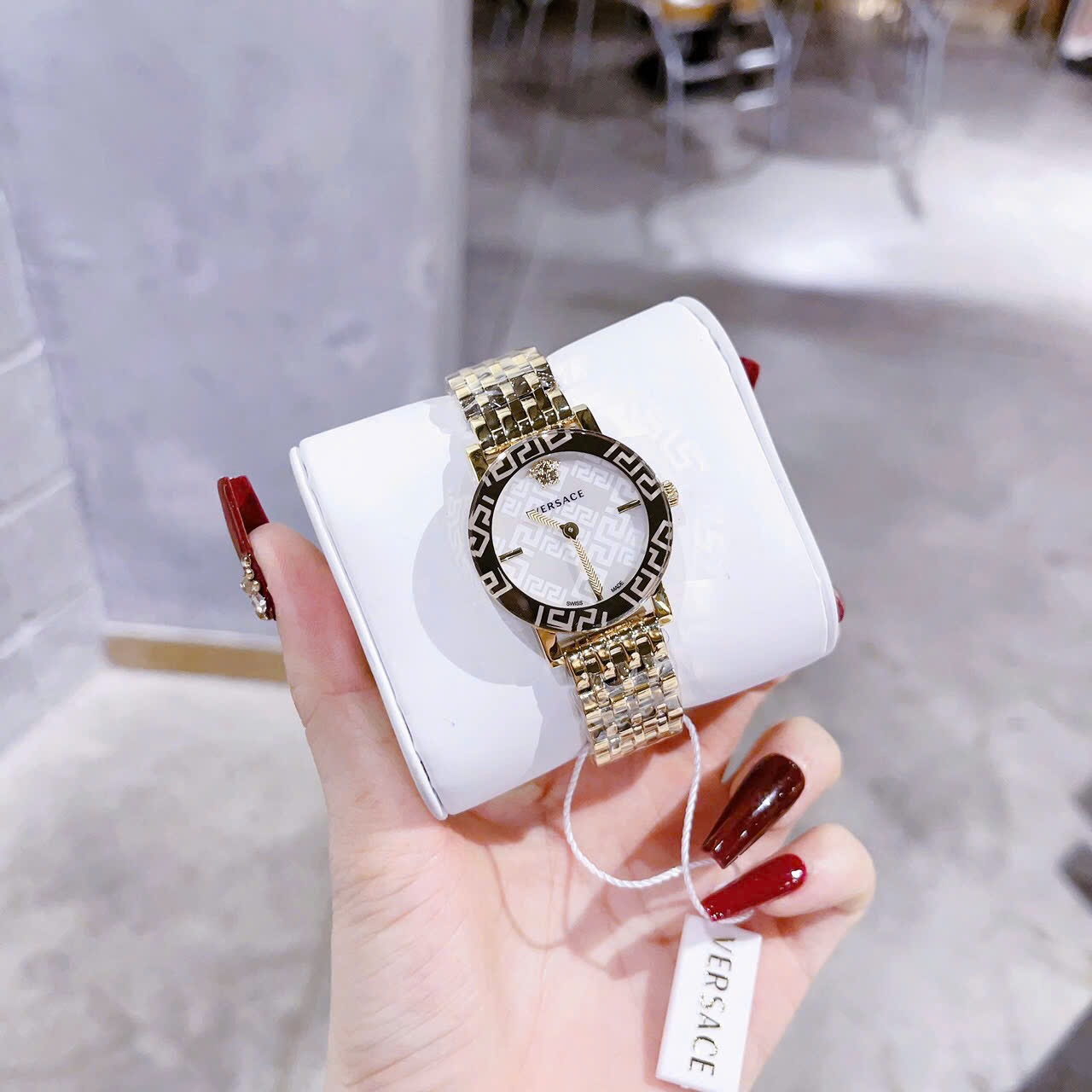 Đồng Hồ Versace Greca Glass Bracelet |Nữ Giới |Mặt Trắng |Dây Kim Loại Vàng Gold |Máy Pin (Quartz) |Size 32mm |donghogiatot.vn