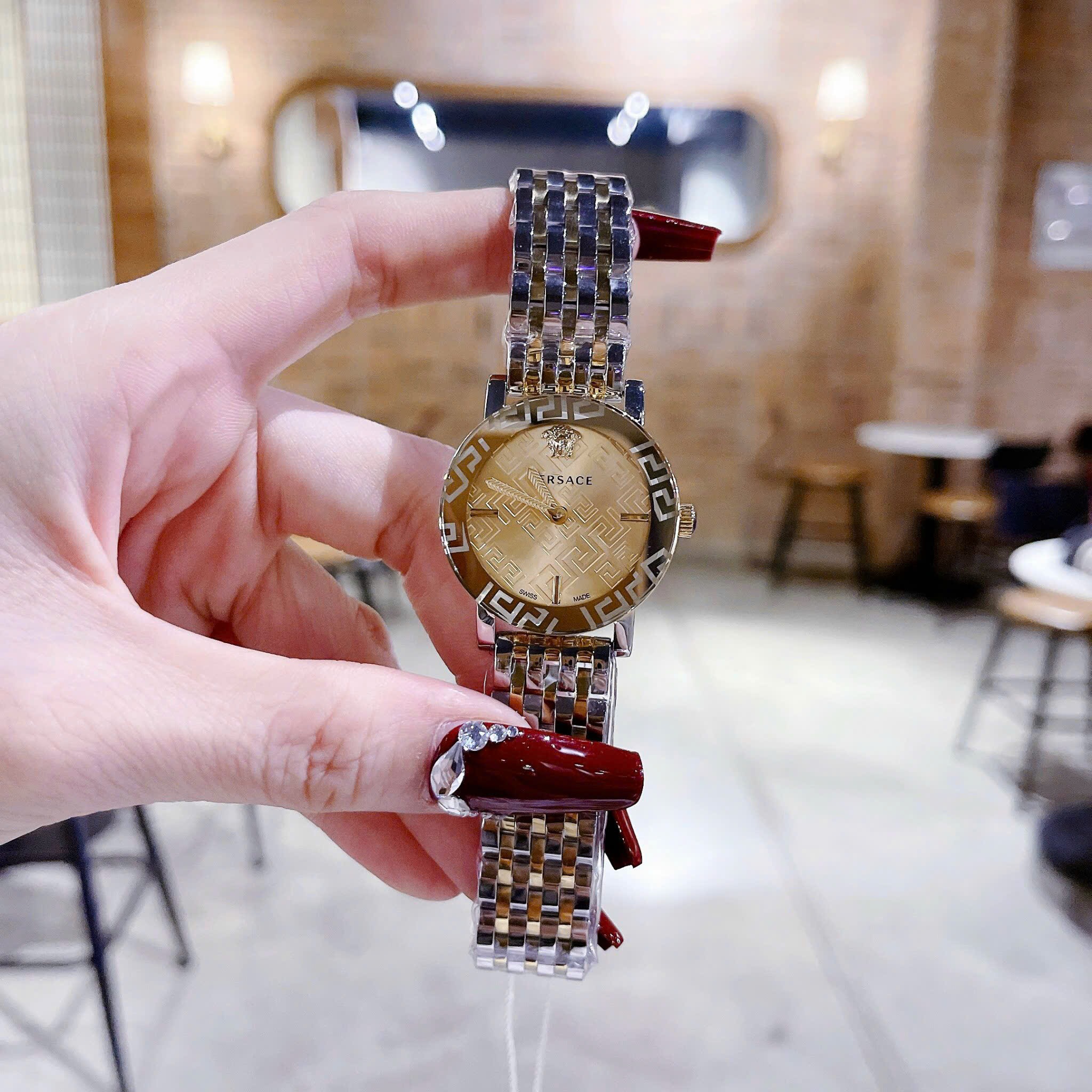 Đồng Hồ Versace Greca Glass Bracelet |Nữ Giới |Mặt Vàng |Dây Kim Loại Demi |Máy Pin (Quartz) |Size 32mm |donghogiatot.vn