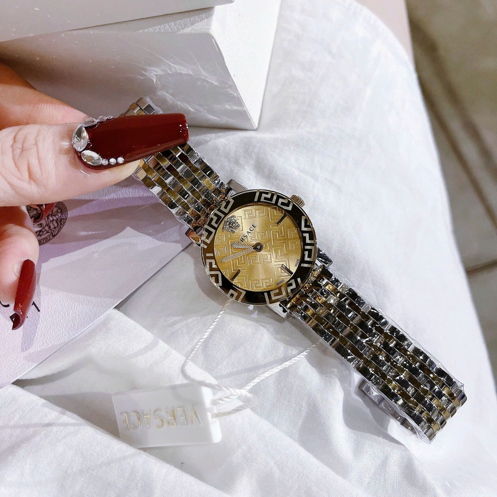 Đồng Hồ Versace Greca Glass Bracelet |Nữ Giới |Mặt Vàng |Dây Kim Loại Demi |Máy Pin (Quartz) |Size 32mm |donghogiatot.vn