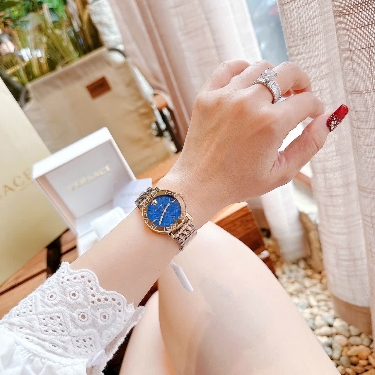 Đồng Hồ Versace Greca Glass Bracelet |Nữ Giới |Xanh Dương |Dây Kim Loại Demi Vàng |Máy Pin (Quartz) |Size 32mm |donghogiatot.vn