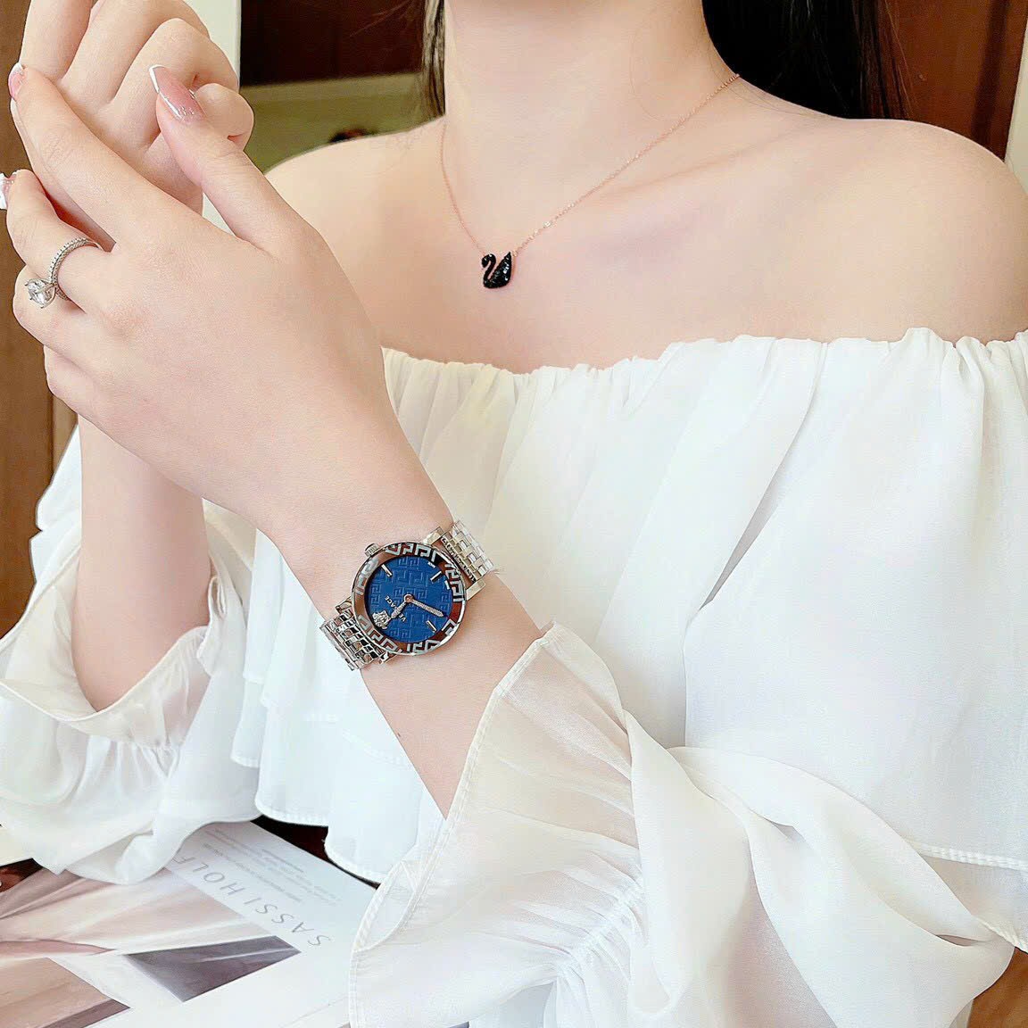 Đồng Hồ Versace Greca Glass Bracelet |Nữ Giới |Xanh Dương |Dây Kim Loại Silver |Máy Pin (Quartz) |Size 32mm |donghogiatot.vn