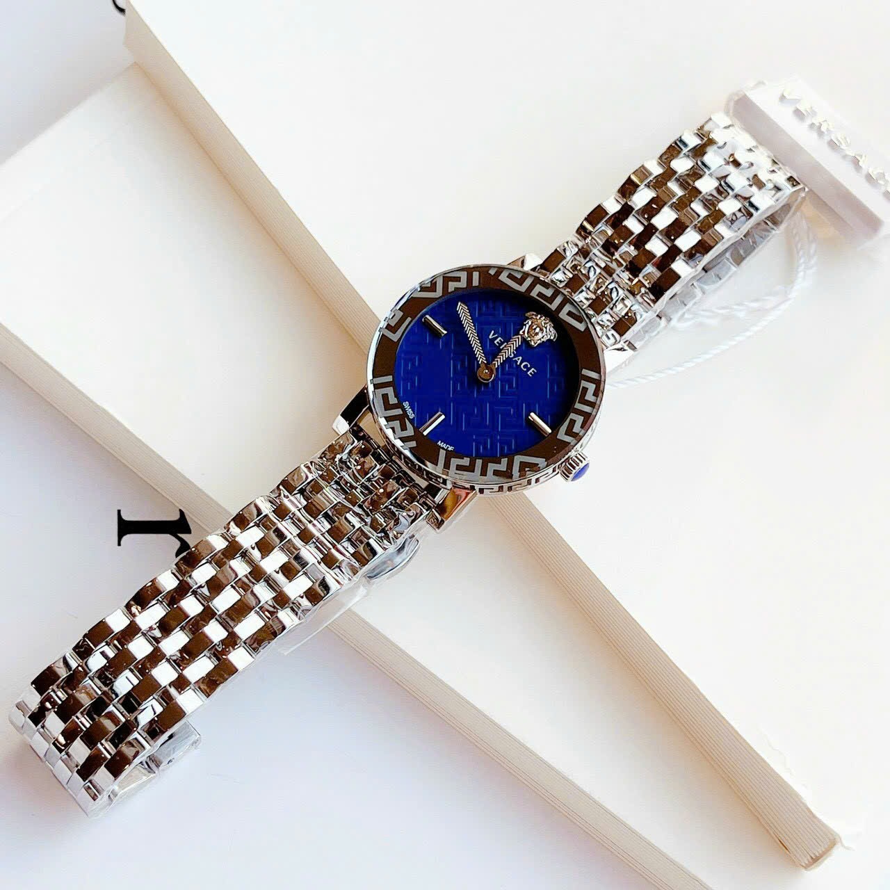Đồng Hồ Versace Greca Glass Bracelet |Nữ Giới |Xanh Dương |Dây Kim Loại Silver |Máy Pin (Quartz) |Size 32mm |donghogiatot.vn