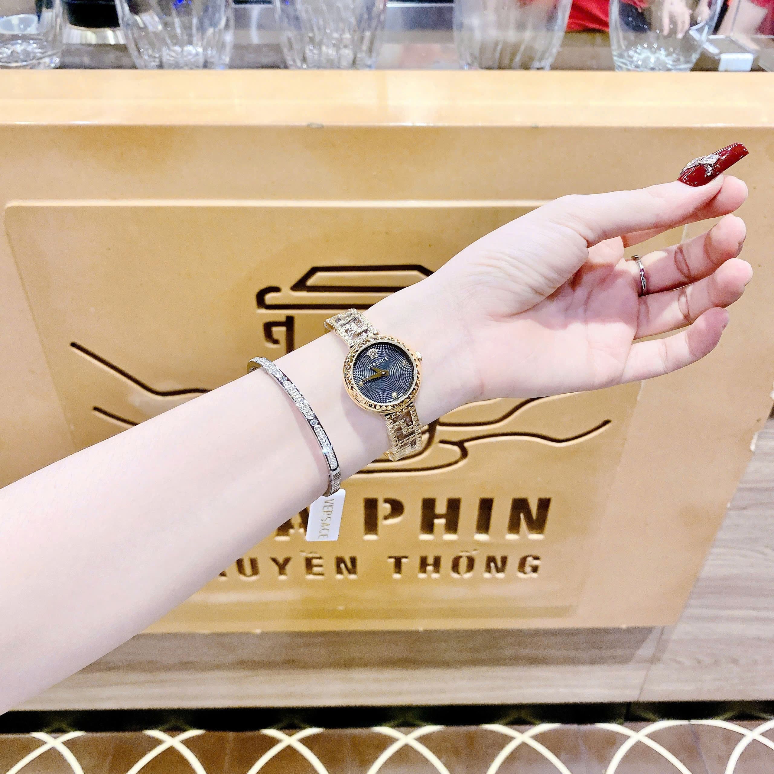 Đồng Hồ Versace Greca Goddess |Nữ Giới |Mặt Đen |Dây Kim Loại Vàng Gold |Máy Pin (Quartz) |Size 28mm |donghogiatot.vn