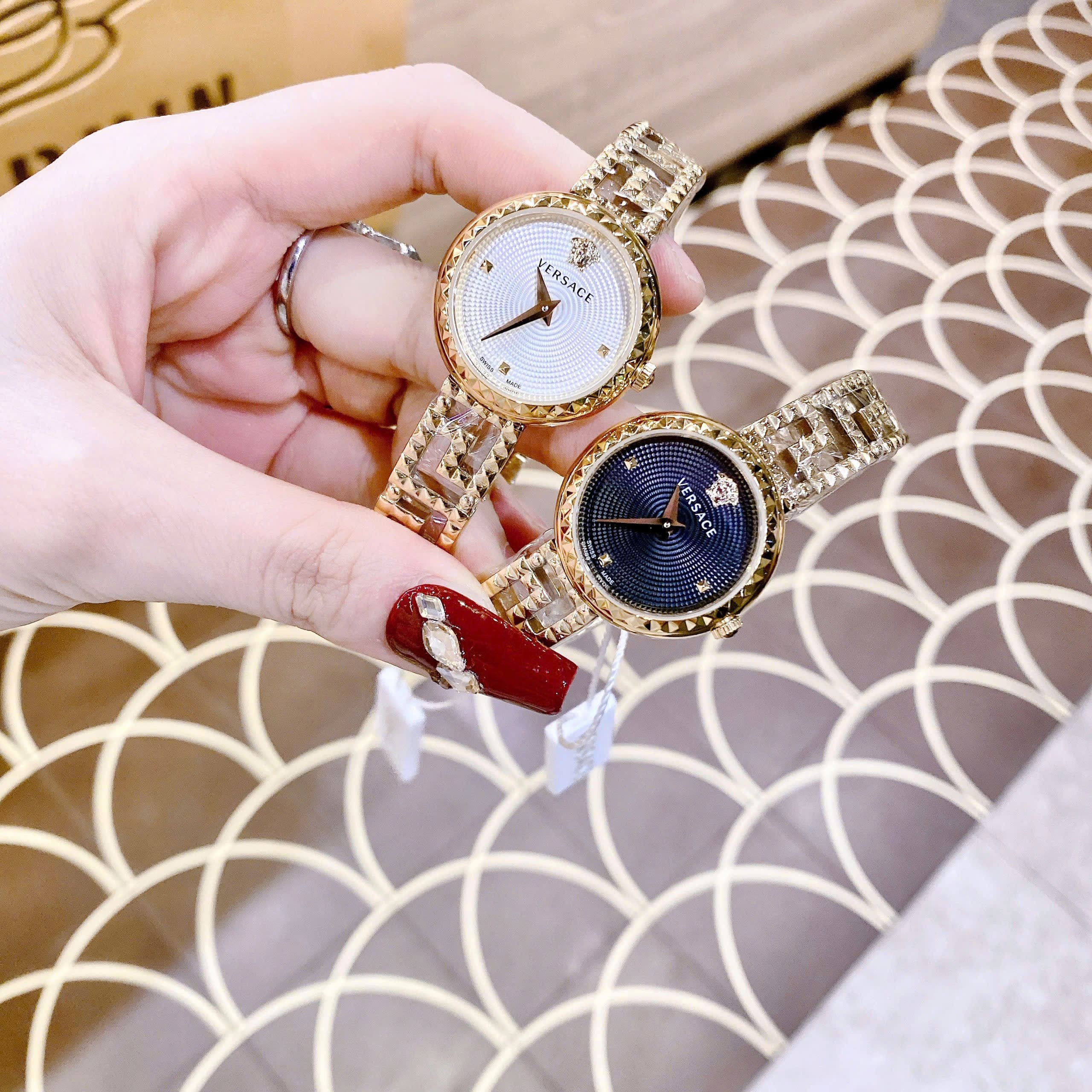 Đồng Hồ Versace Greca Goddess |Nữ Giới |Mặt Đen |Dây Kim Loại Vàng Gold |Máy Pin (Quartz) |Size 28mm |donghogiatot.vn