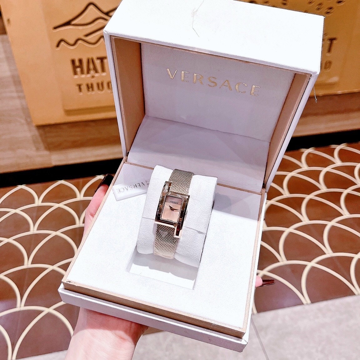 Đồng Hồ Versace Greca Icon |Nữ Giới |Mặt Chữ Nhật |Dây Mesh Lưới Rose Gold |Máy Pin (Quartz) |Size 21x39mm |donghogiatot.vn