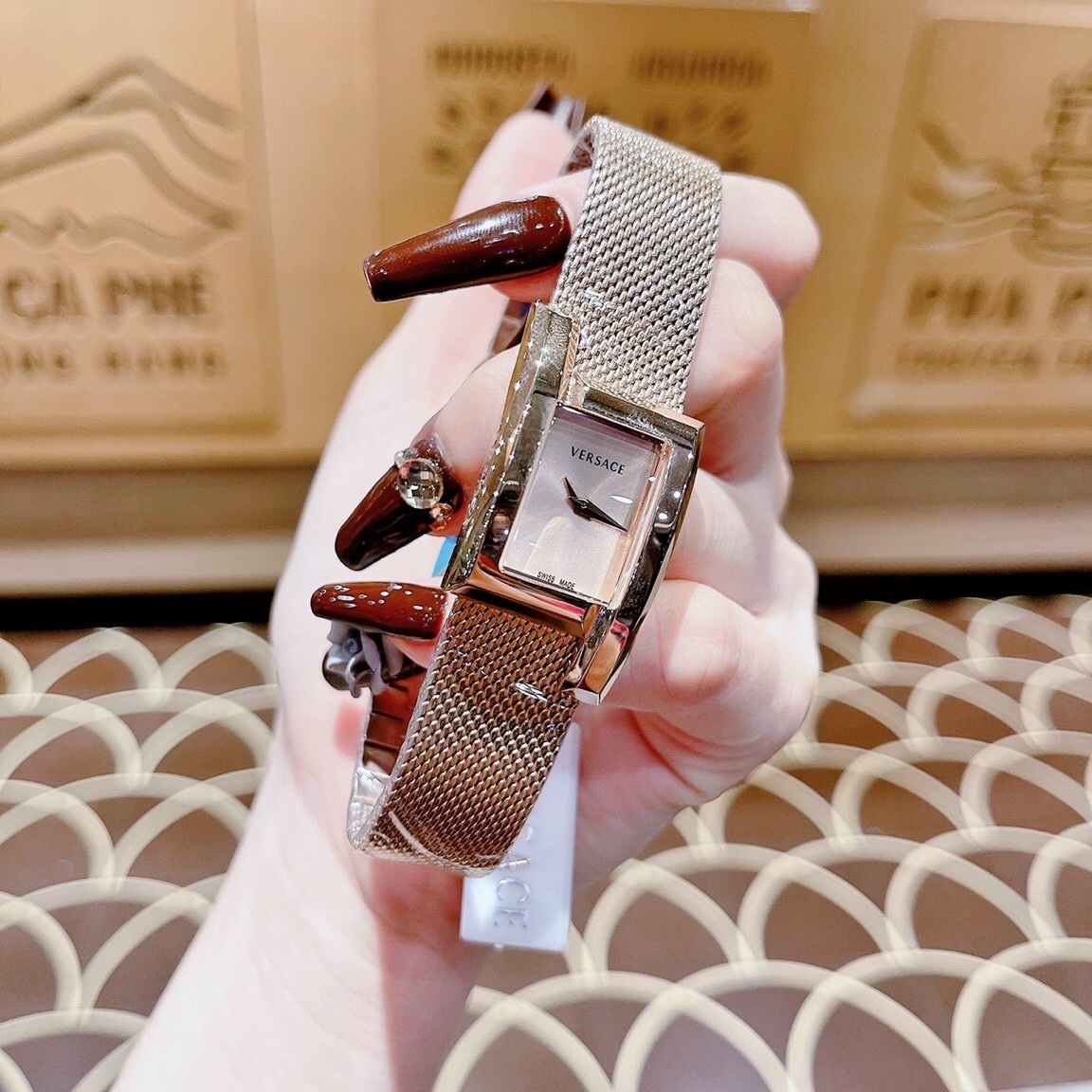 Đồng Hồ Versace Greca Icon |Nữ Giới |Mặt Chữ Nhật |Dây Mesh Lưới Rose Gold |Máy Pin (Quartz) |Size 21x39mm |donghogiatot.vn