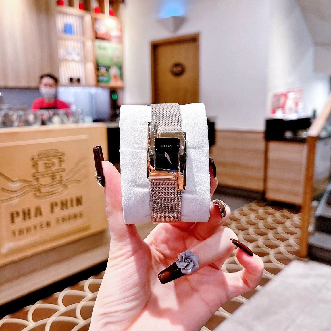 Đồng Hồ Versace Greca Icon |Nữ Giới |Mặt Chữ Nhật Đen |Dây Lưới Rose Gold |Máy Pin (Quartz) |Size 21x39mm |donghogiatot.vn