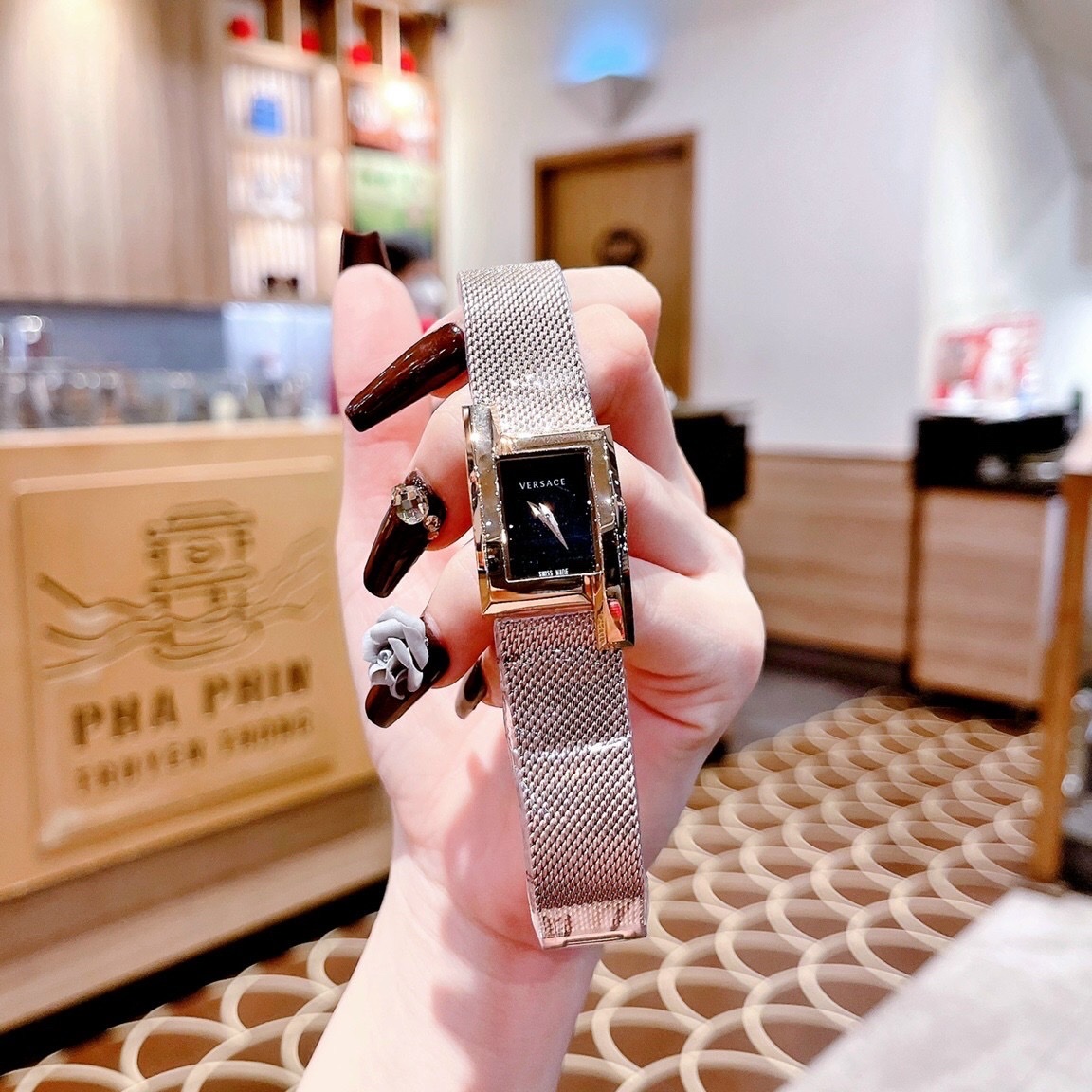 Đồng Hồ Versace Greca Icon |Nữ Giới |Mặt Chữ Nhật Đen |Dây Lưới Rose Gold |Máy Pin (Quartz) |Size 21x39mm |donghogiatot.vn
