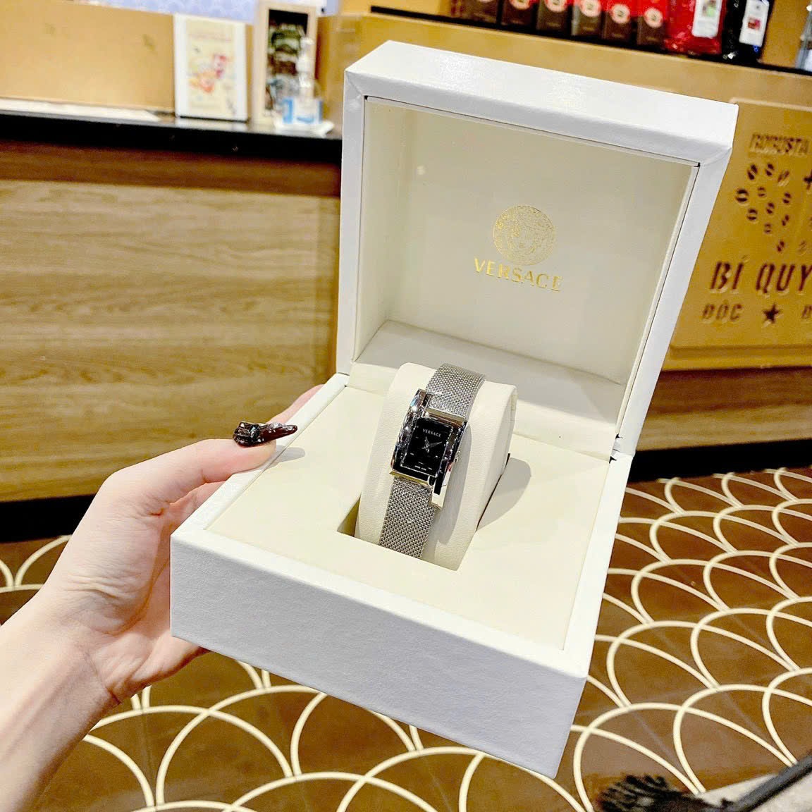Đồng Hồ Versace Greca Icon |Nữ Giới |Mặt Chữ Nhật Đen |Dây Thép Lưới Silver |Máy Pin (Quartz) |Size 21x39mm |donghogiatot.vn