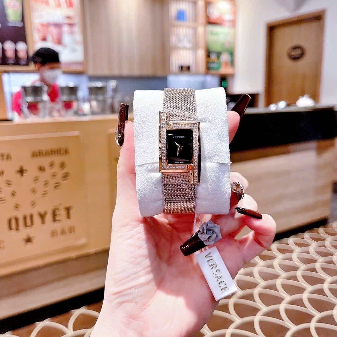 Đồng Hồ Versace Greca Icon |Nữ Giới |Mặt Chữ Nhật Đen |Đính Đá |Dây Lưới Rose Gold |Máy Pin (Quartz) |Size 21x39mm |donghogiatot.vn
