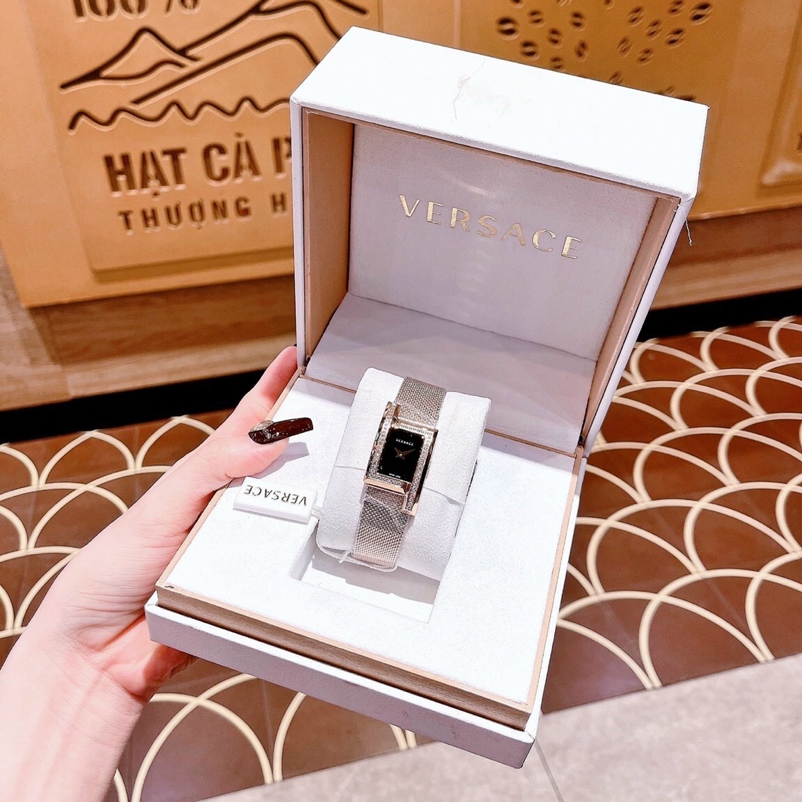 Đồng Hồ Versace Greca Icon |Nữ Giới |Mặt Chữ Nhật Đen |Đính Đá |Dây Lưới Rose Gold |Máy Pin (Quartz) |Size 21x39mm |donghogiatot.vn