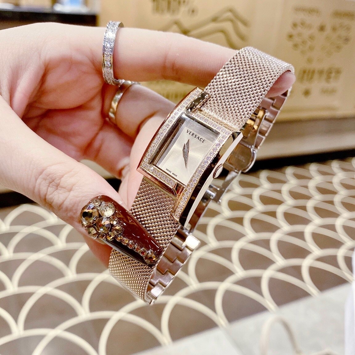 Đồng Hồ Versace Greca Icon |Nữ Giới |Mặt Chữ Nhật |Đính Đá |Dây Mesh Lưới Rose Gold |Máy Pin (Quartz) |Size 21x39mm |donghogiatot.vn