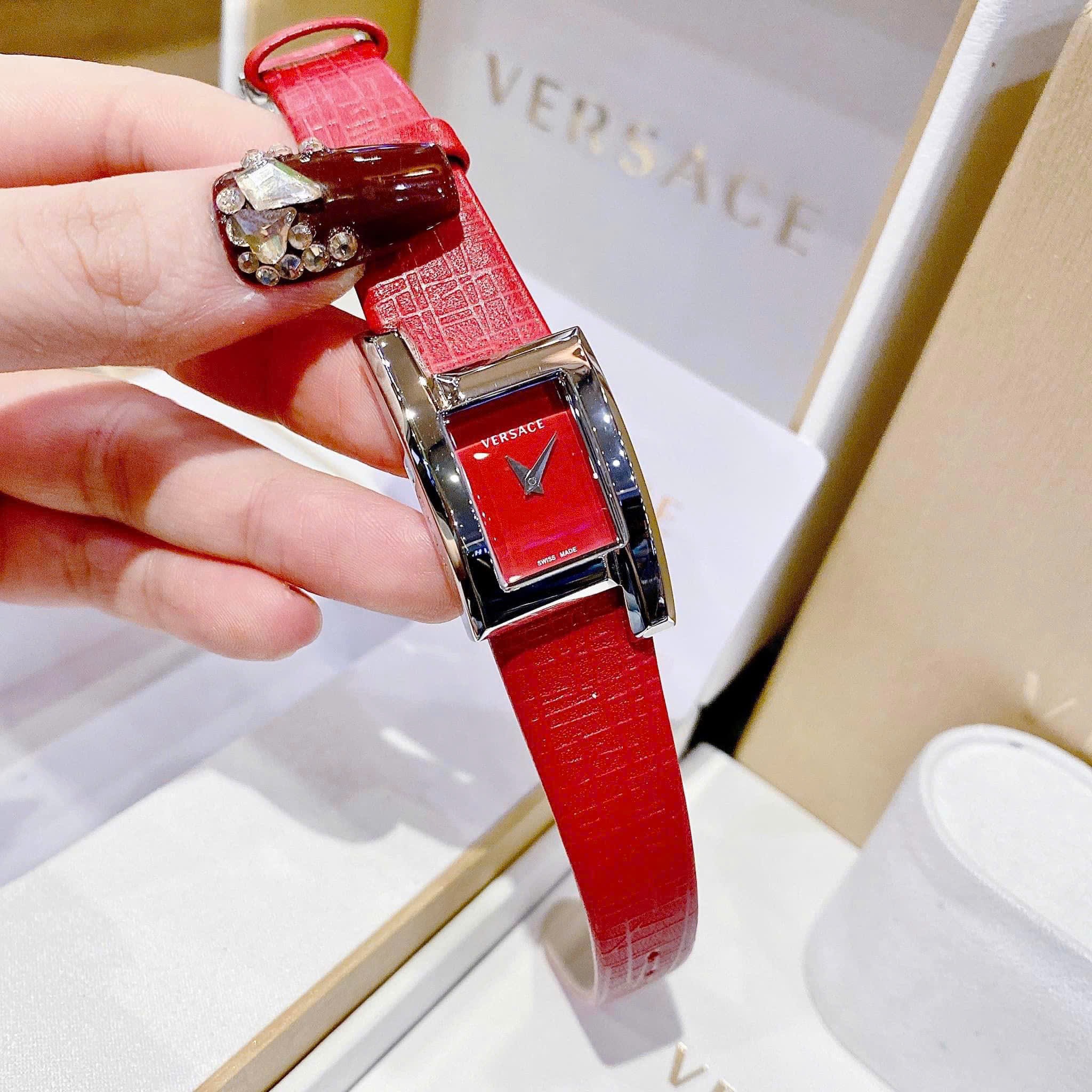 Đồng Hồ Versace Greca Icon |Nữ Giới |Mặt Chữ Nhật |Silver |Dây Da Đỏ |Máy Pin (Quartz) |Size 21x39mm |donghogiatot.vn