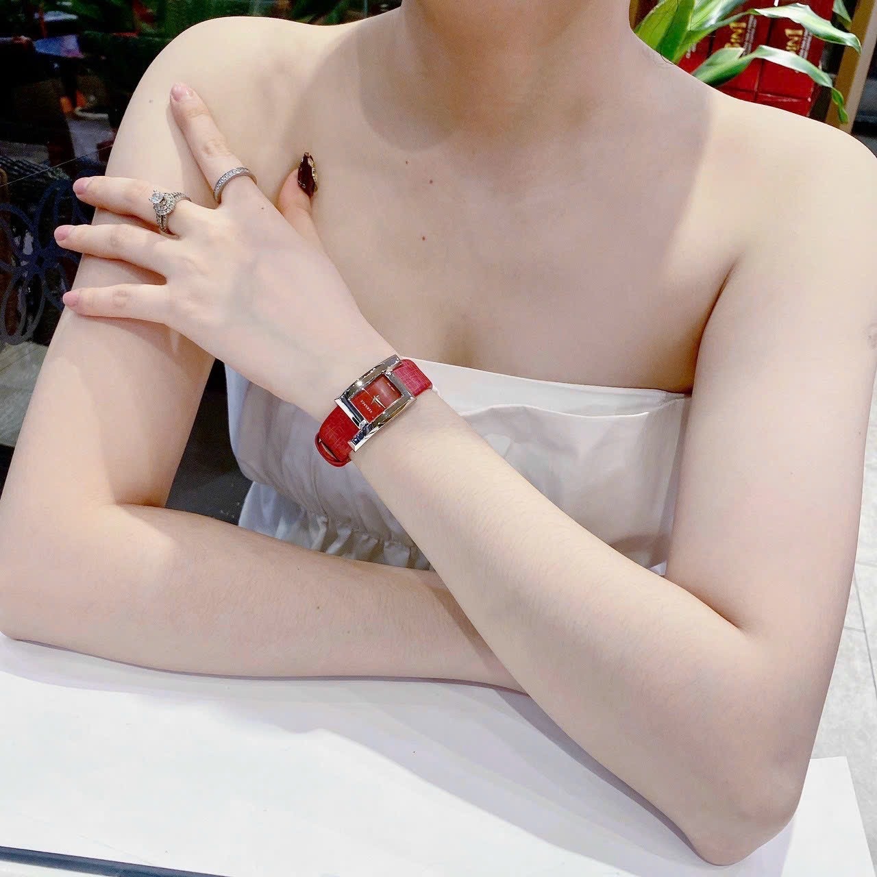 Đồng Hồ Versace Greca Icon |Nữ Giới |Mặt Chữ Nhật |Silver |Dây Da Đỏ |Máy Pin (Quartz) |Size 21x39mm |donghogiatot.vn