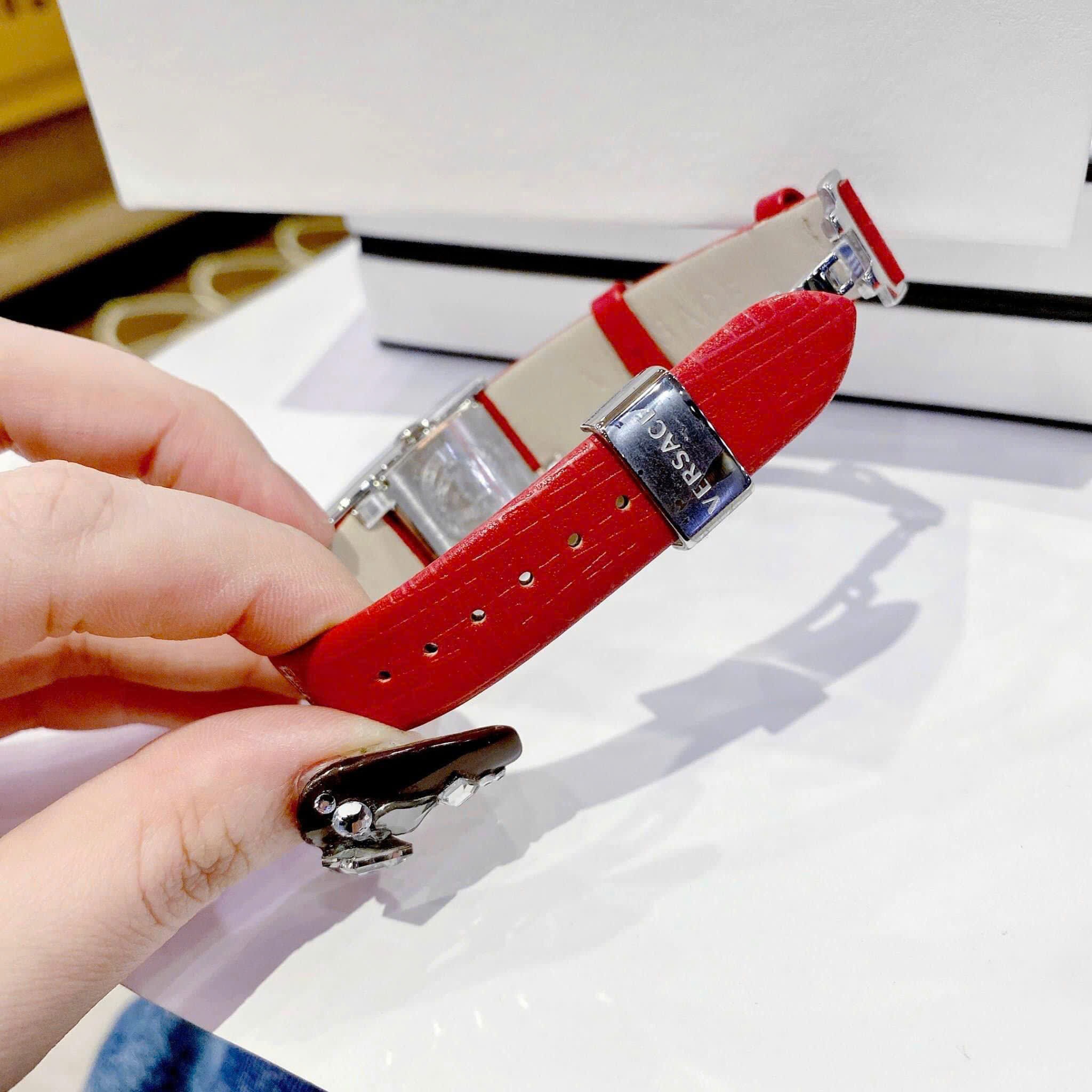 Đồng Hồ Versace Greca Icon |Nữ Giới |Mặt Chữ Nhật |Silver |Dây Da Đỏ |Máy Pin (Quartz) |Size 21x39mm |donghogiatot.vn