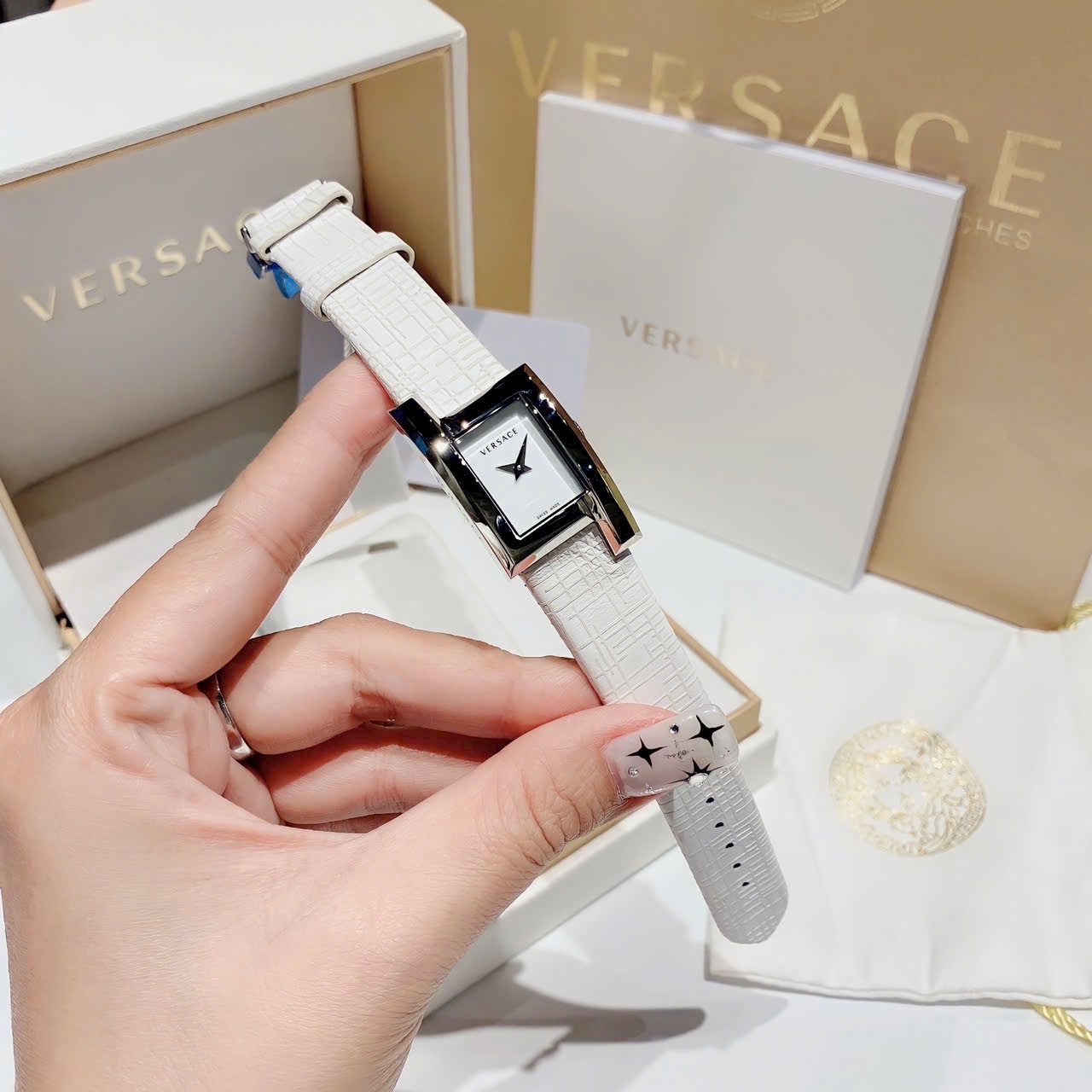 Đồng Hồ Versace Greca Icon |Nữ Giới |Mặt Chữ Nhật |Silver |Dây Da Trắng |Máy Pin (Quartz) |Size 21x39mm |donghogiatot.vn