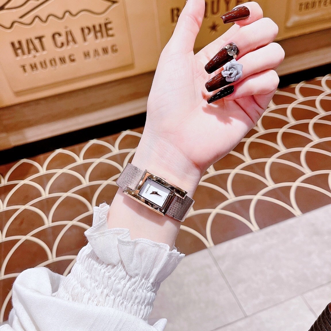 Đồng Hồ Versace Greca Icon |Nữ Giới |Mặt Chữ Nhật Trắng |Dây Lưới Rose Gold |Máy Pin (Quartz) |Size 21x39mm |donghogiatot.vn