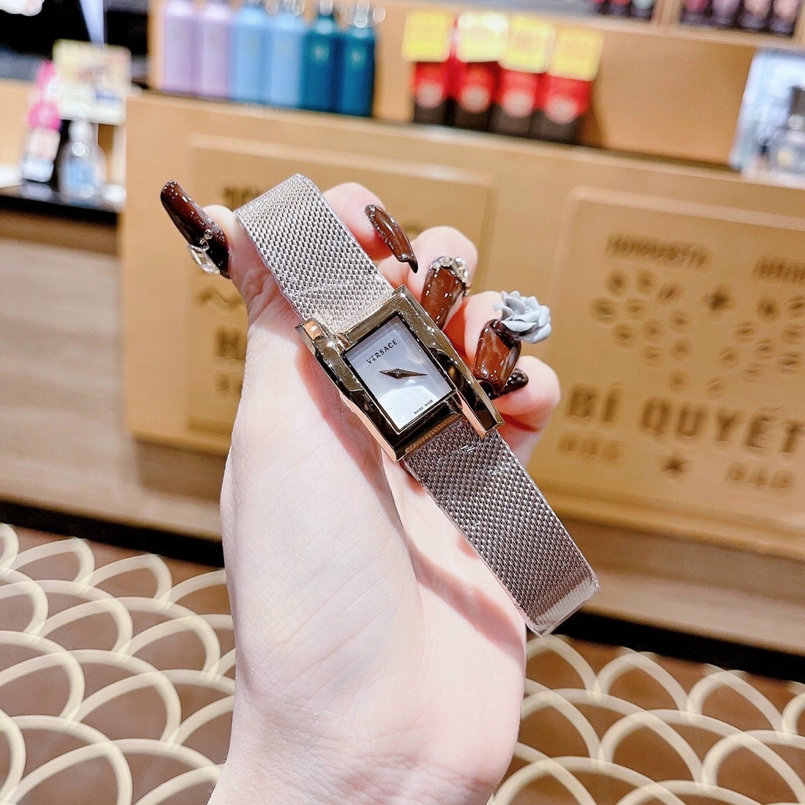 Đồng Hồ Versace Greca Icon |Nữ Giới |Mặt Chữ Nhật Trắng |Dây Lưới Rose Gold |Máy Pin (Quartz) |Size 21x39mm |donghogiatot.vn