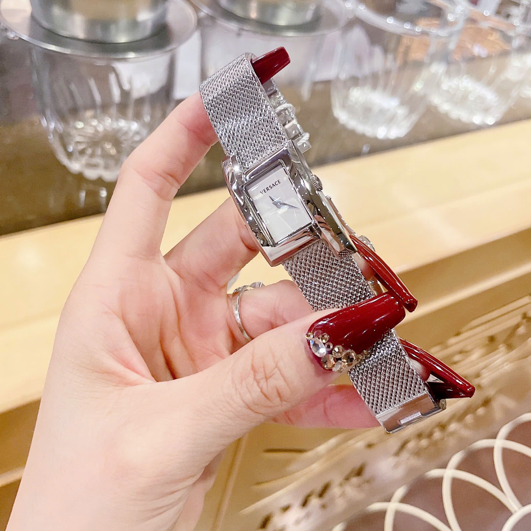Đồng Hồ Versace Greca Icon |Nữ Giới |Mặt Chữ Nhật Trắng |Dây Thép Lưới Silver |Máy Pin (Quartz) |Size 21x39mm |donghogiatot.vn