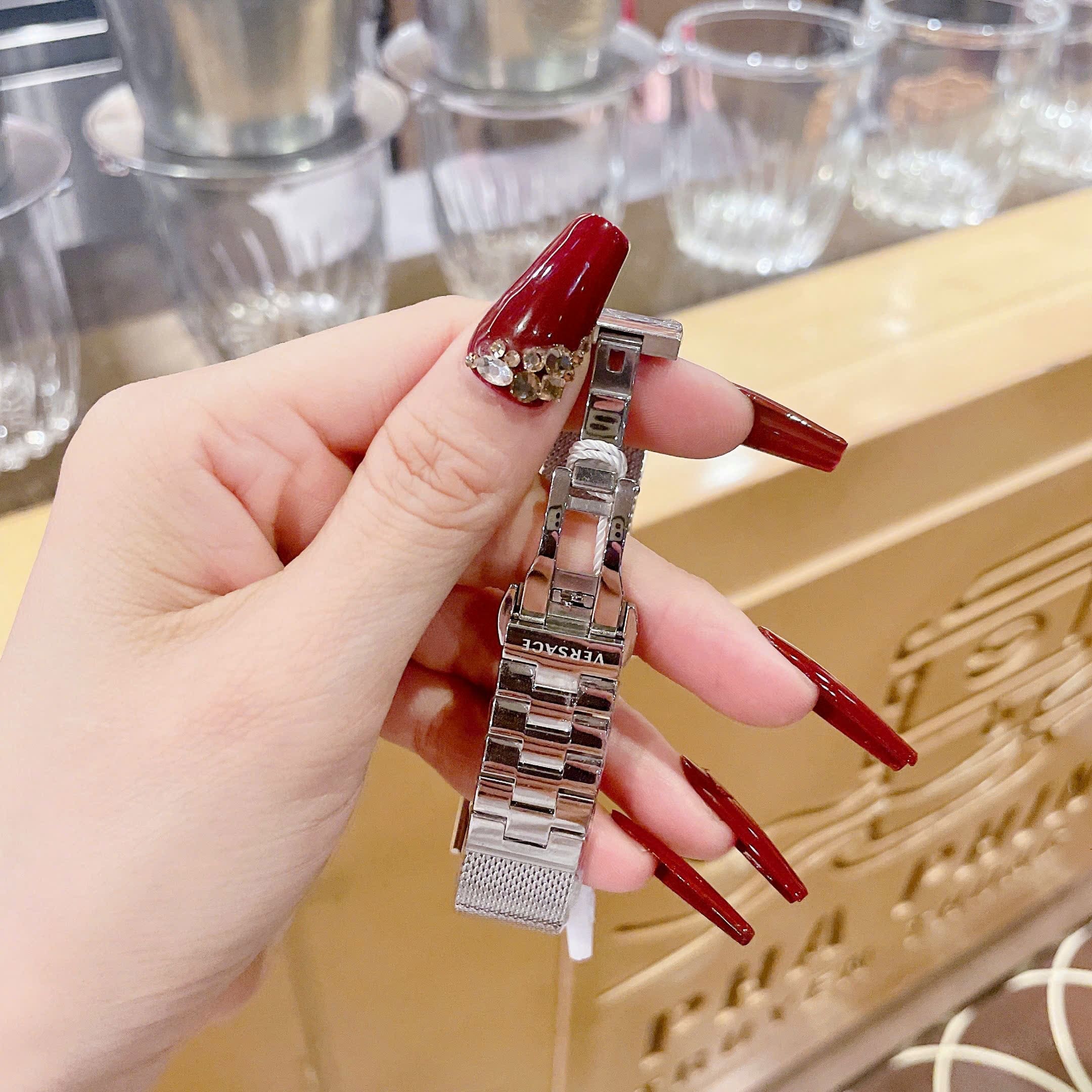 Đồng Hồ Versace Greca Icon |Nữ Giới |Mặt Chữ Nhật Trắng |Dây Thép Lưới Silver |Máy Pin (Quartz) |Size 21x39mm |donghogiatot.vn