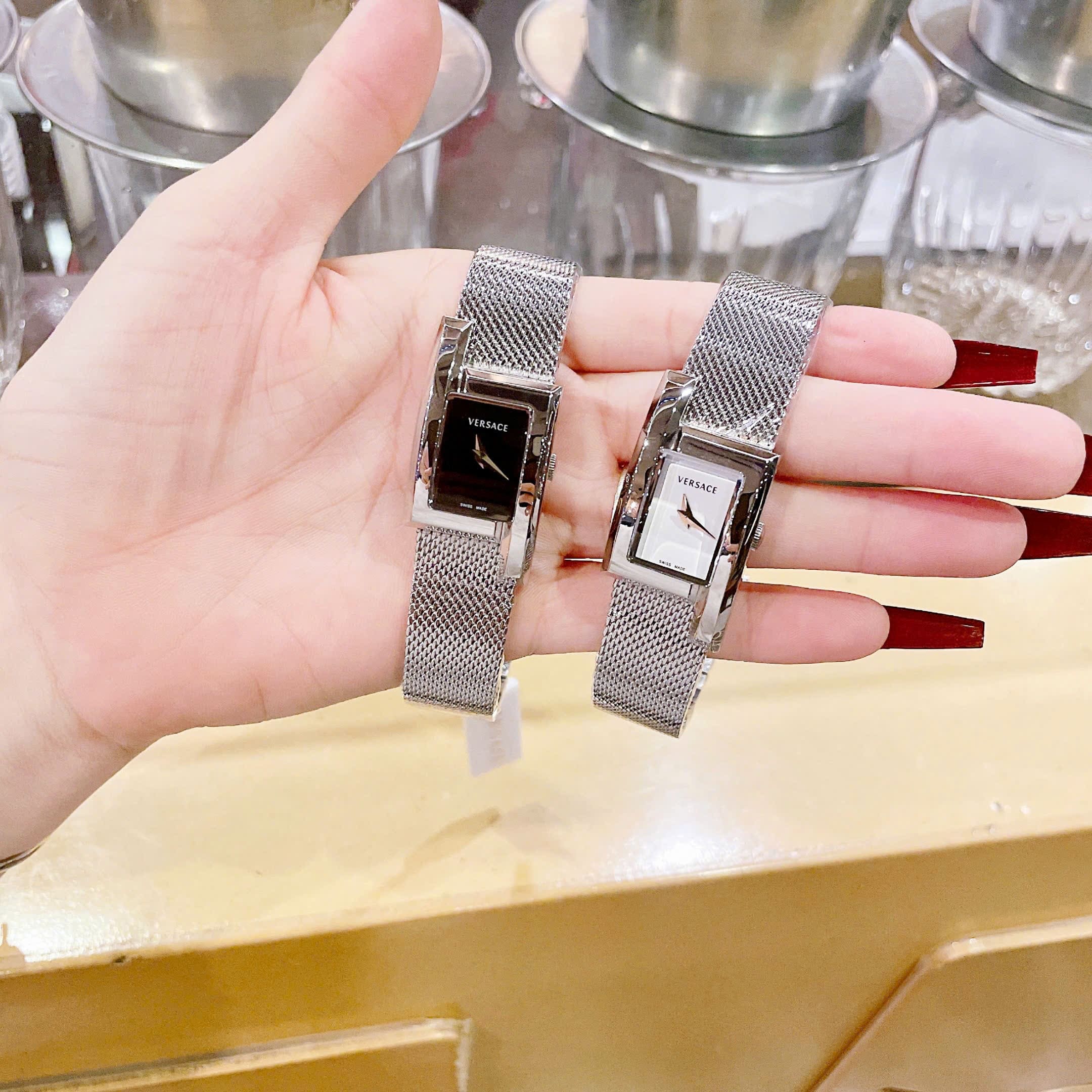 Đồng Hồ Versace Greca Icon |Nữ Giới |Mặt Chữ Nhật Trắng |Dây Thép Lưới Silver |Máy Pin (Quartz) |Size 21x39mm |donghogiatot.vn
