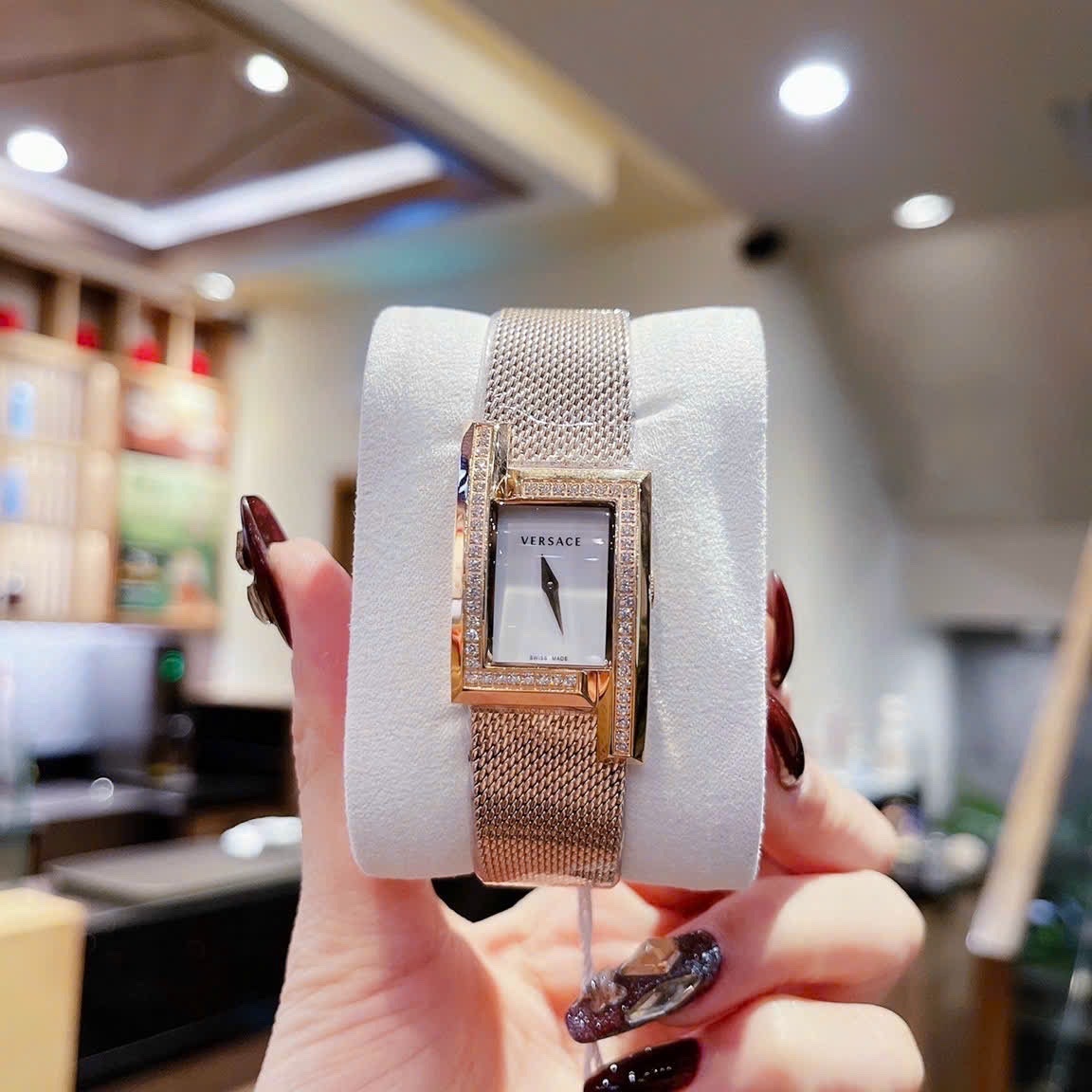 Đồng Hồ Versace Greca Icon |Nữ Giới |Mặt Chữ Nhật Trắng |Đính Đá |Dây Lưới Rose Gold |Máy Pin (Quartz) |Size 21x39mm |donghogiatot.vn