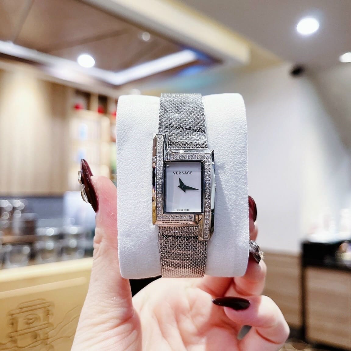 Đồng Hồ Versace Greca Icon |Nữ Giới |Mặt Chữ Nhật Trắng |Đính Đá |Dây Thép Lưới Silver |Máy Pin (Quartz) |Size 21x39mm |donghogiatot.vn