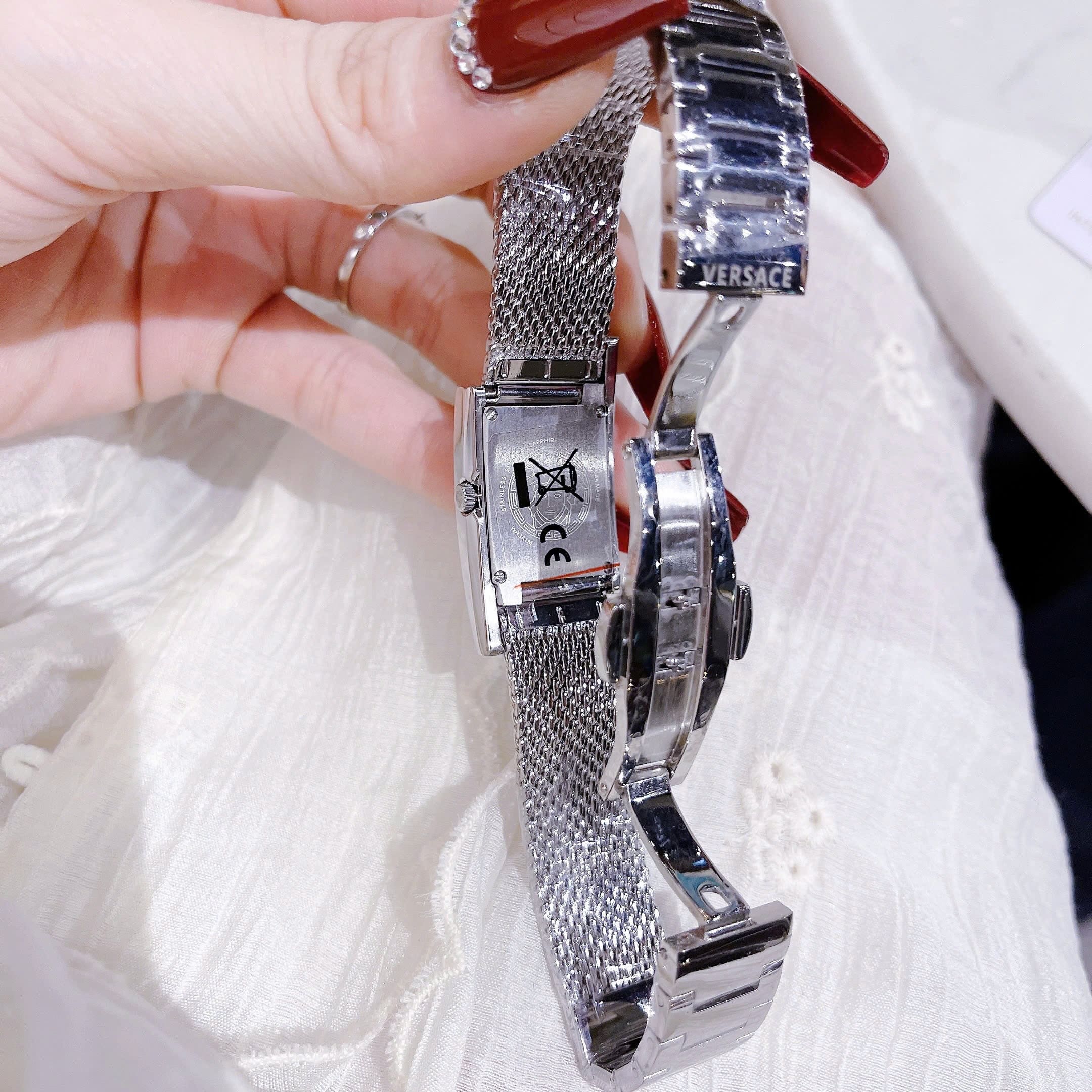 Đồng Hồ Versace Greca Icon |Nữ Giới |Mặt Chữ Nhật Trắng |Đính Đá |Dây Thép Lưới Silver |Máy Pin (Quartz) |Size 21x39mm |donghogiatot.vn