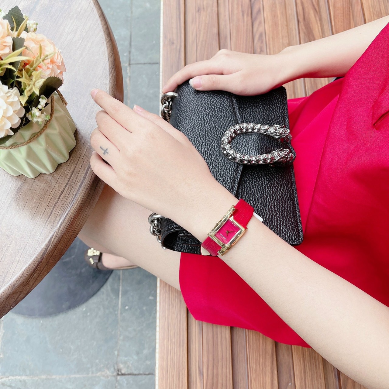 Đồng Hồ Versace Greca Icon |Nữ Giới |Mặt Chữ Nhật |Vàng Gold |Dây Da Đỏ |Máy Pin (Quartz) |Size 21x39mm |donghogiatot.vn