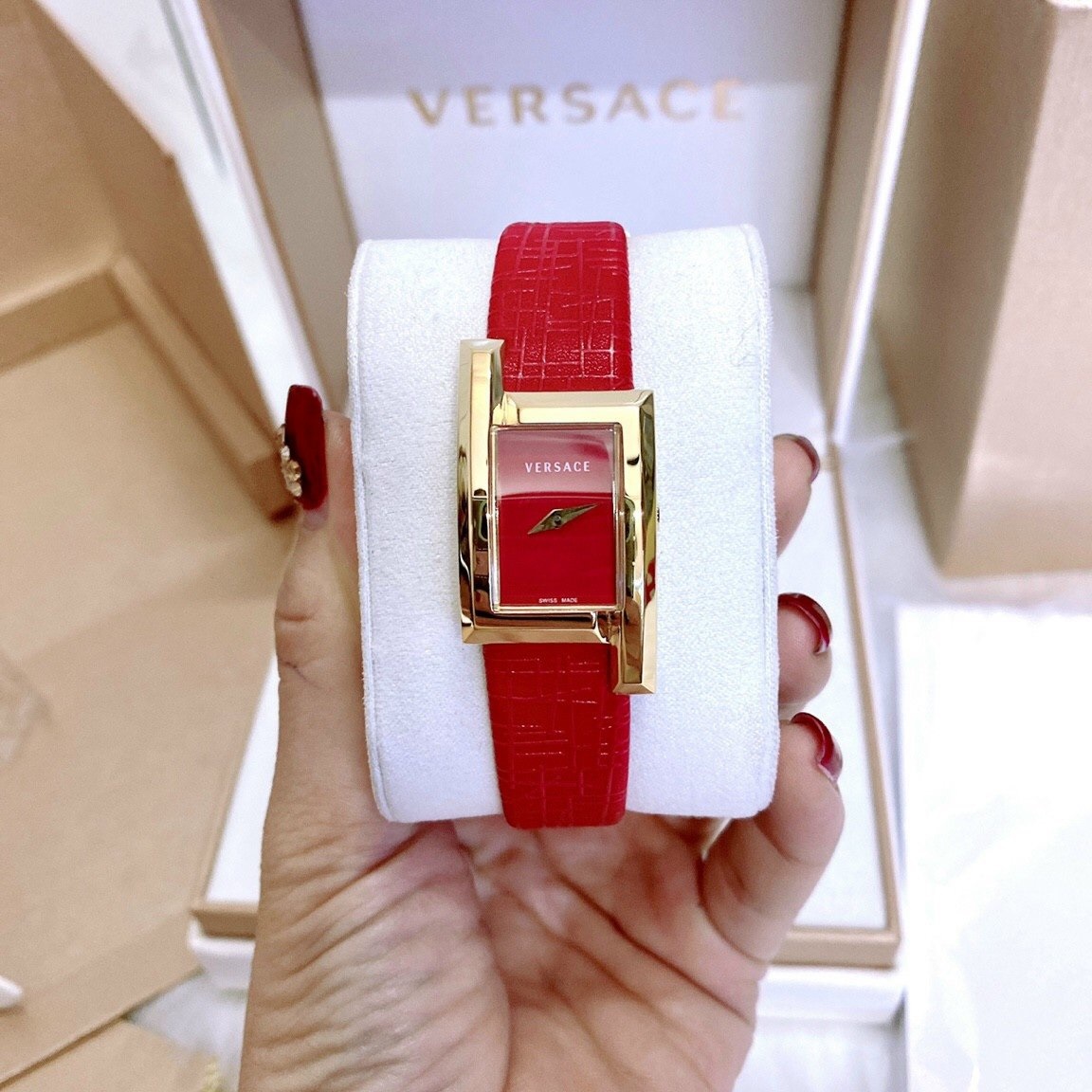 Đồng Hồ Versace Greca Icon |Nữ Giới |Mặt Chữ Nhật |Vàng Gold |Dây Da Đỏ |Máy Pin (Quartz) |Size 21x39mm |donghogiatot.vn