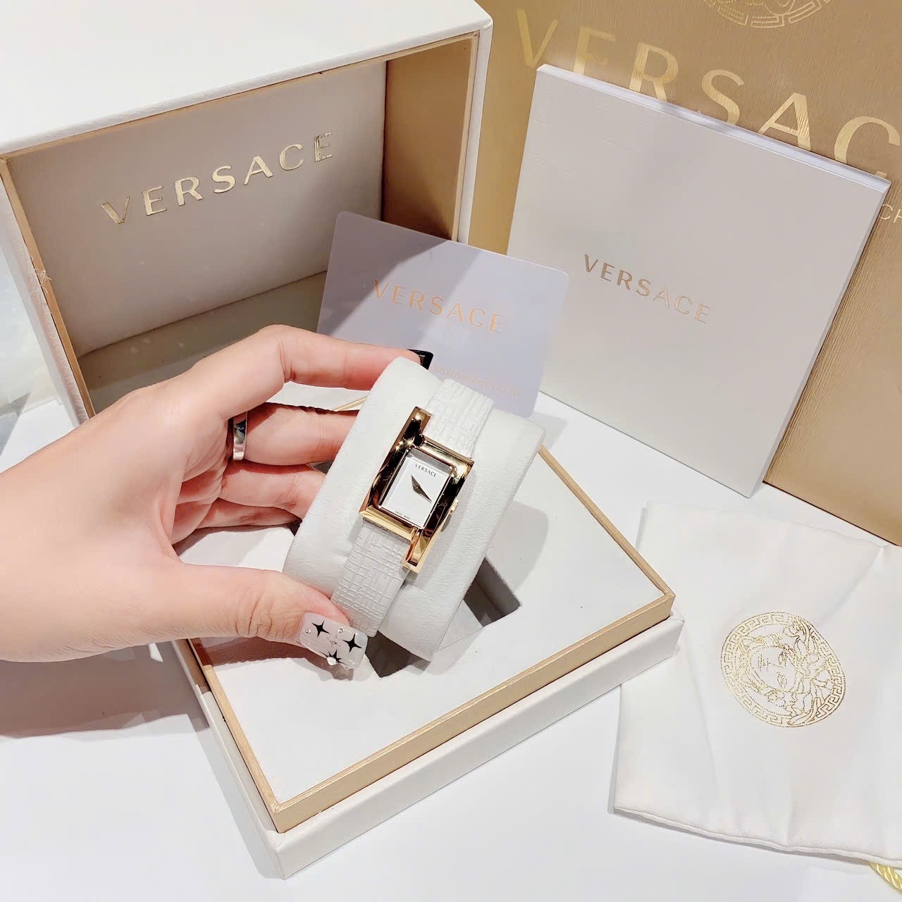 Đồng Hồ Versace Greca Icon |Nữ Giới |Mặt Chữ Nhật |Vàng Gold |Dây Da Trắng |Máy Pin (Quartz) |Size 21x39mm |donghogiatot.vn