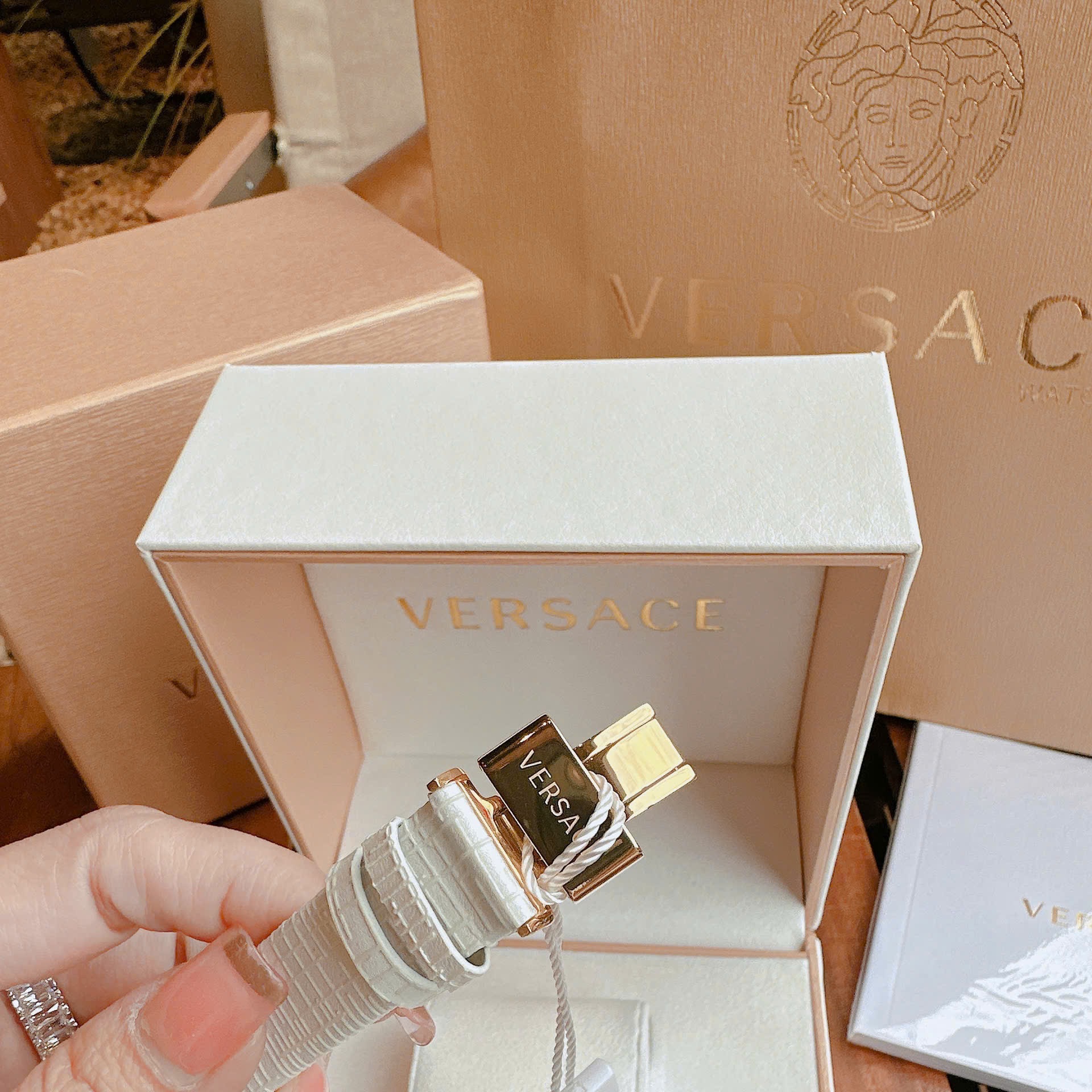 Đồng Hồ Versace Greca Icon |Nữ Giới |Mặt Chữ Nhật |Vàng Gold |Dây Da Trắng |Máy Pin (Quartz) |Size 21x39mm |donghogiatot.vn