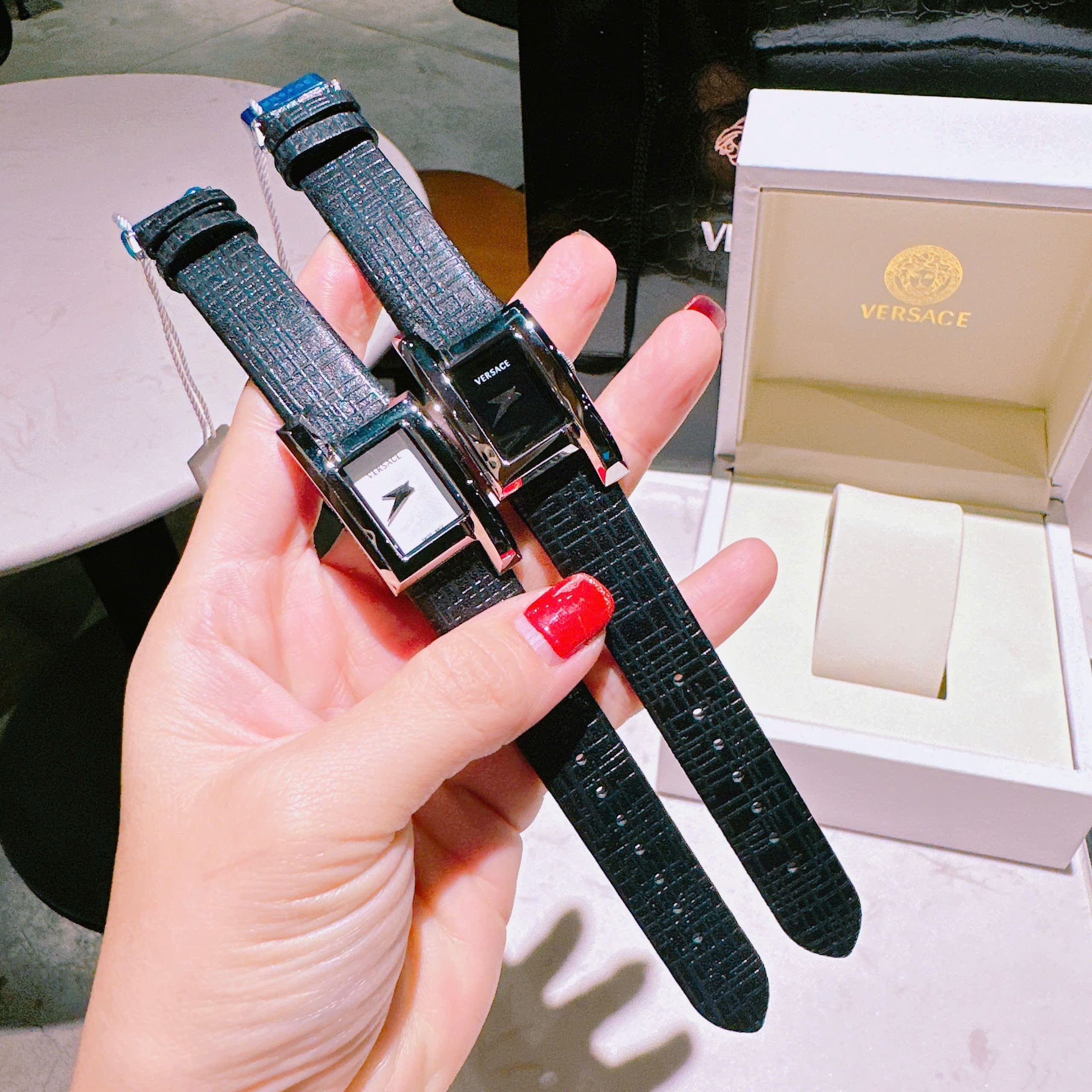 Đồng Hồ Versace Greca Icon |Nữ Giới |Mặt Chữ Nhật Trắng |Silver |Dây Da Đen |Máy Pin (Quartz) |Size 21x39mm |donghogiatot.vn