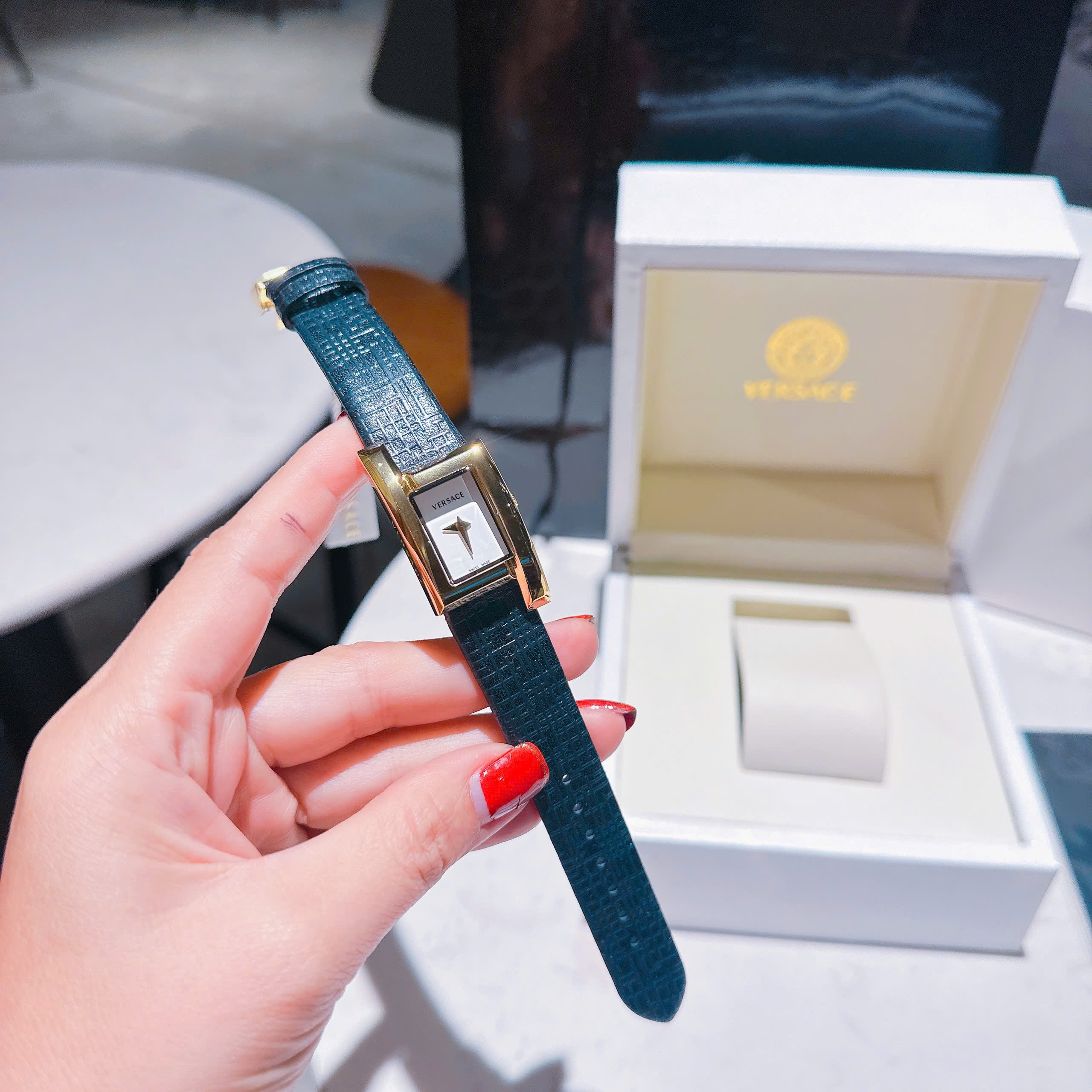Đồng Hồ Versace Greca Icon |Nữ Giới |Mặt Chữ Nhật Trắng |Vàng Gold |Dây Da Đen |Máy Pin (Quartz) |Size 21x39mm |donghogiatot.vn