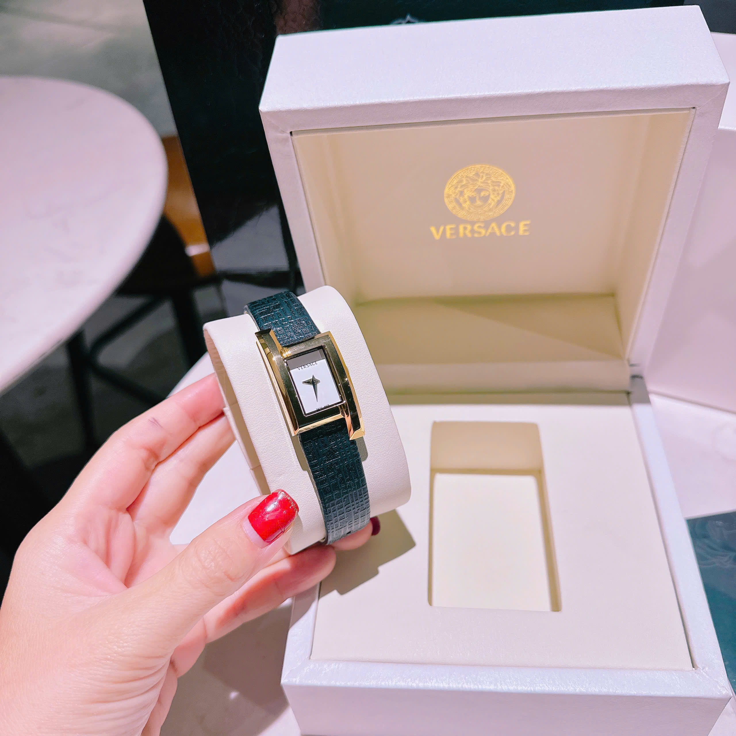 Đồng Hồ Versace Greca Icon |Nữ Giới |Mặt Chữ Nhật Trắng |Vàng Gold |Dây Da Đen |Máy Pin (Quartz) |Size 21x39mm |donghogiatot.vn